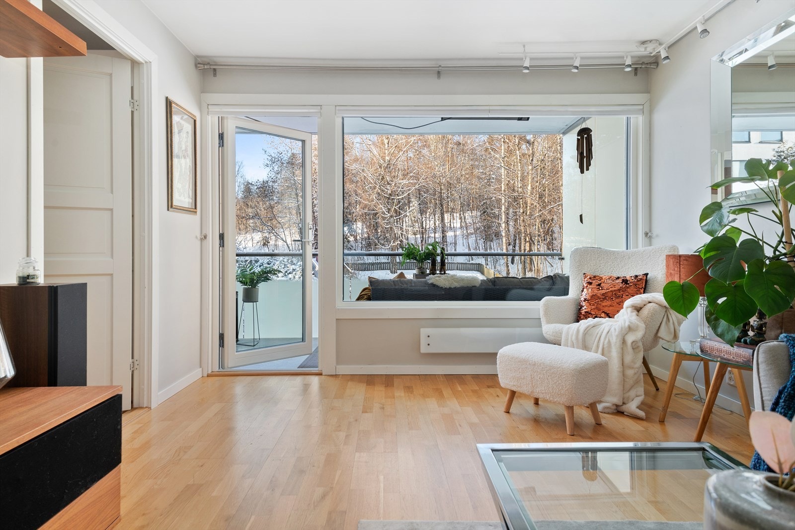 Leiligheten har store og flotte rom - med mye lysinnslipp fra generøse vindusflater Galleribilde