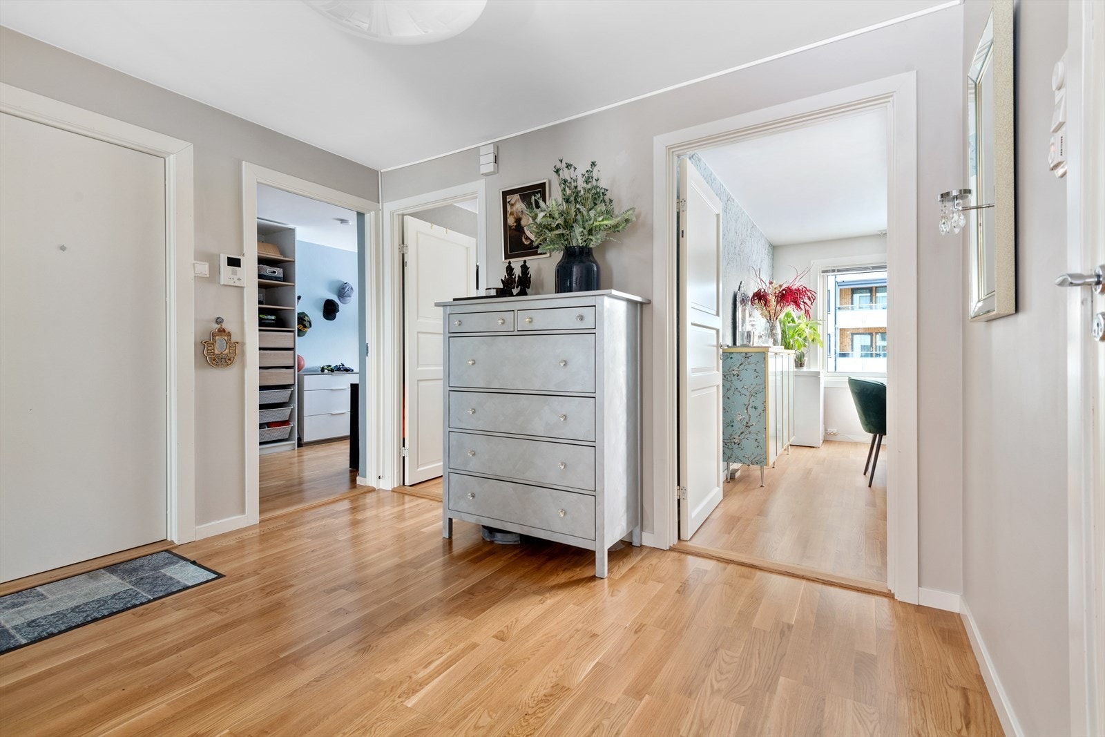 Entréen er av svært god størrelse, utstyrt med stor skyvedørsgarderobe Galleribilde