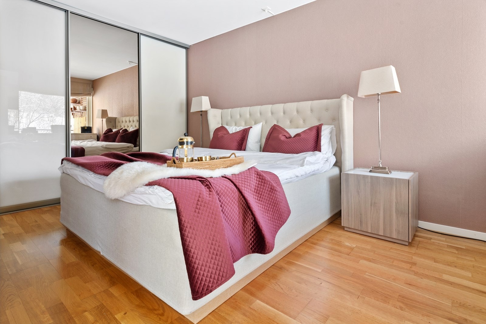 Hovedsoverommet er svært romslig, utstyrt med stor skyvedørsgarderobe med overlys Galleribilde