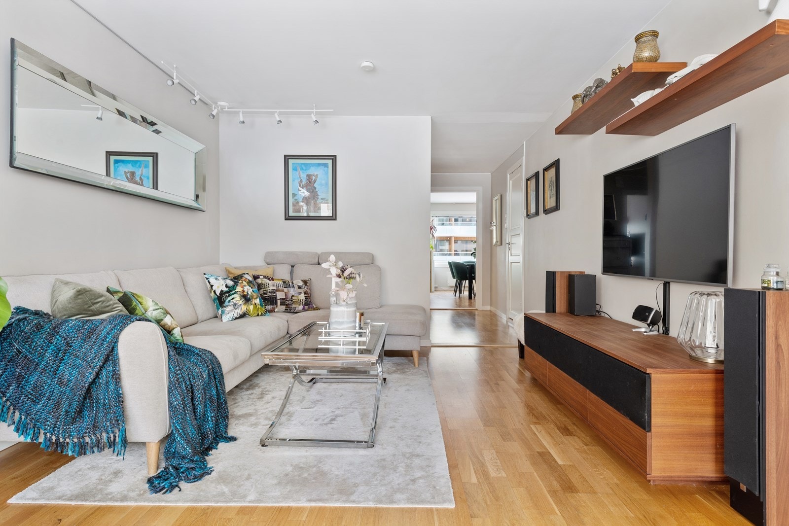 Stuen legger godt til rette for en romslig sofa, med tilhørende TV-møblement og f.eks lesekrok Galleribilde