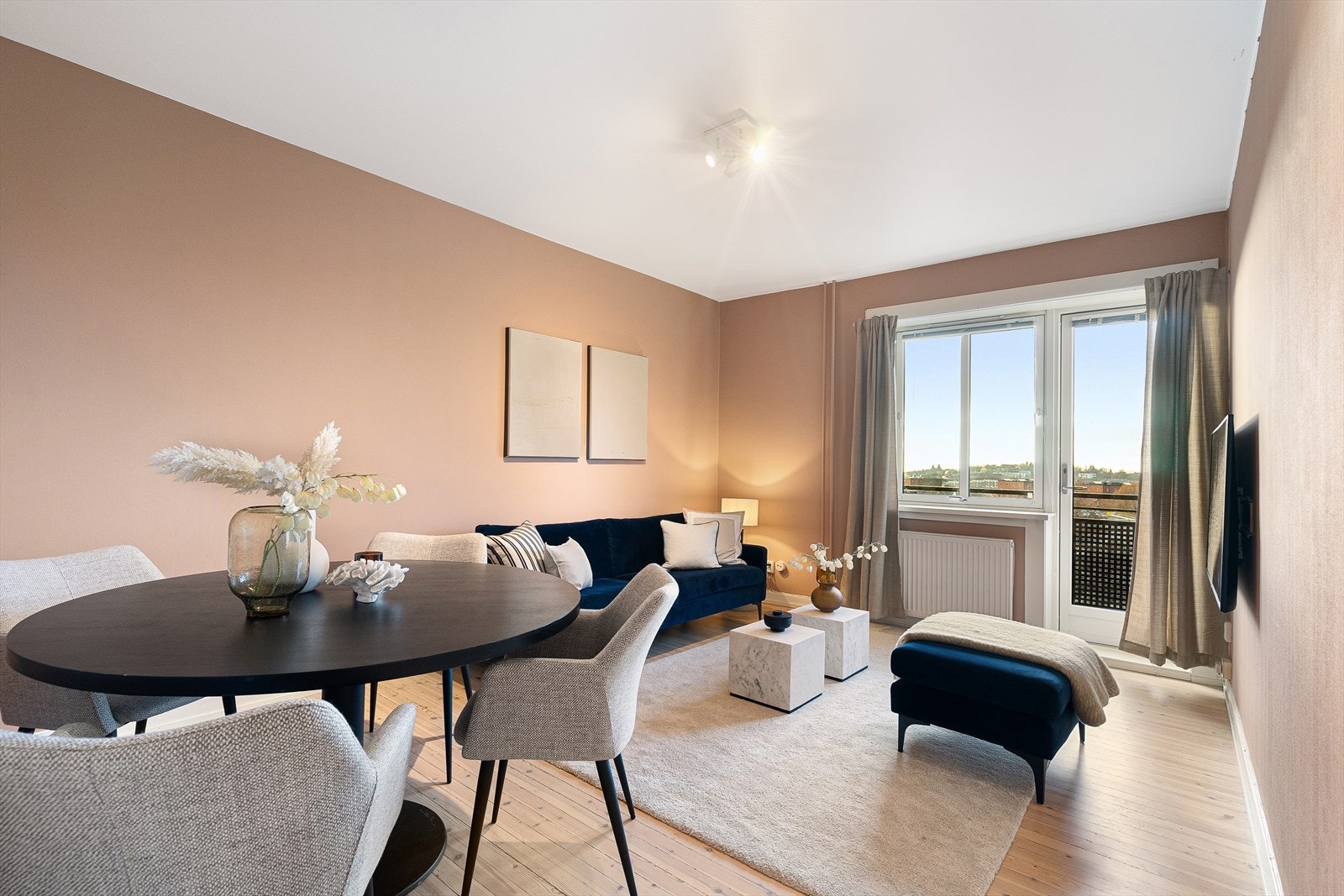 Lys og luftig stue som preges av originalt tregulv og store vindusflater. Galleribilde