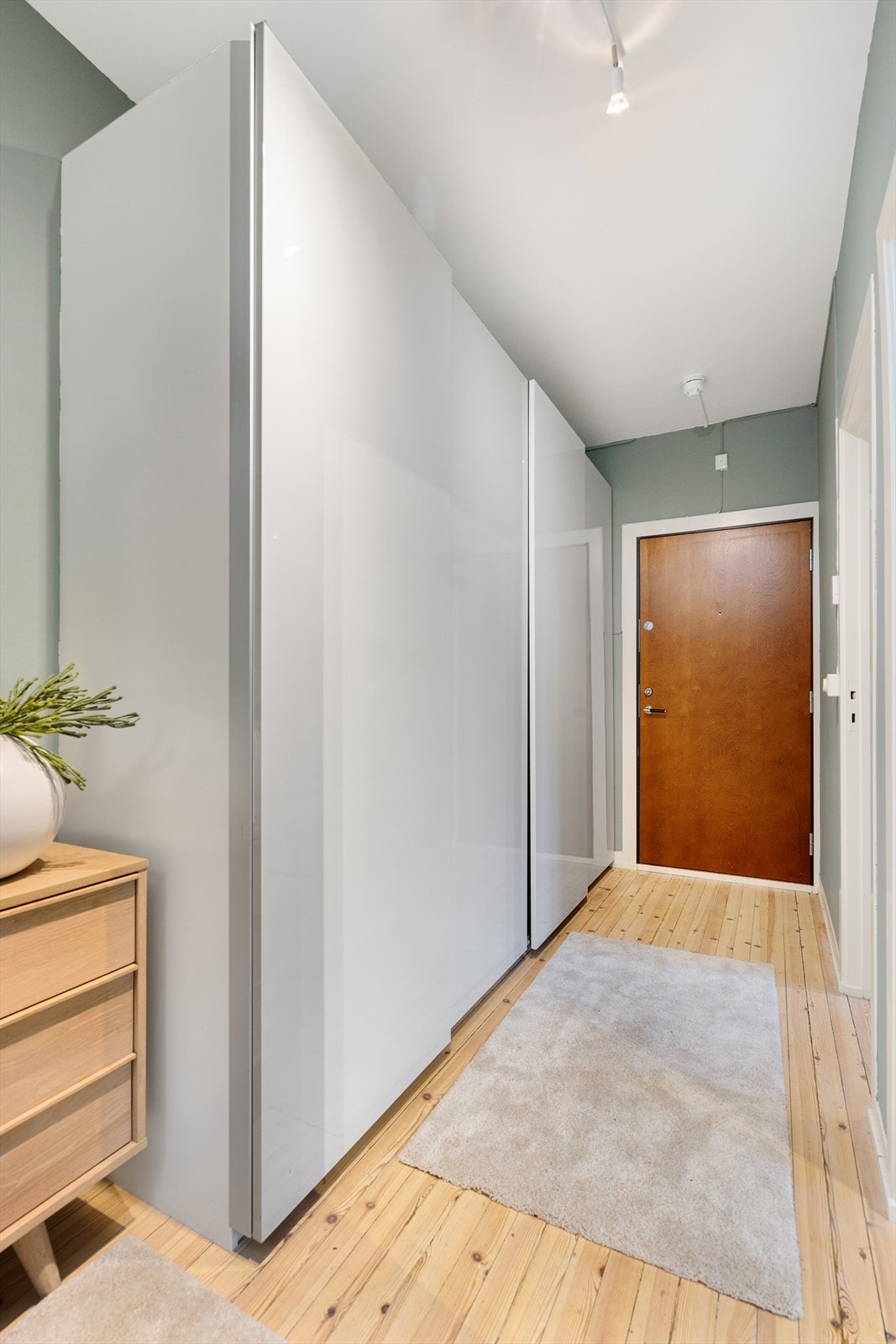 Store garderobeskap for anheng av yttertøy. Galleribilde