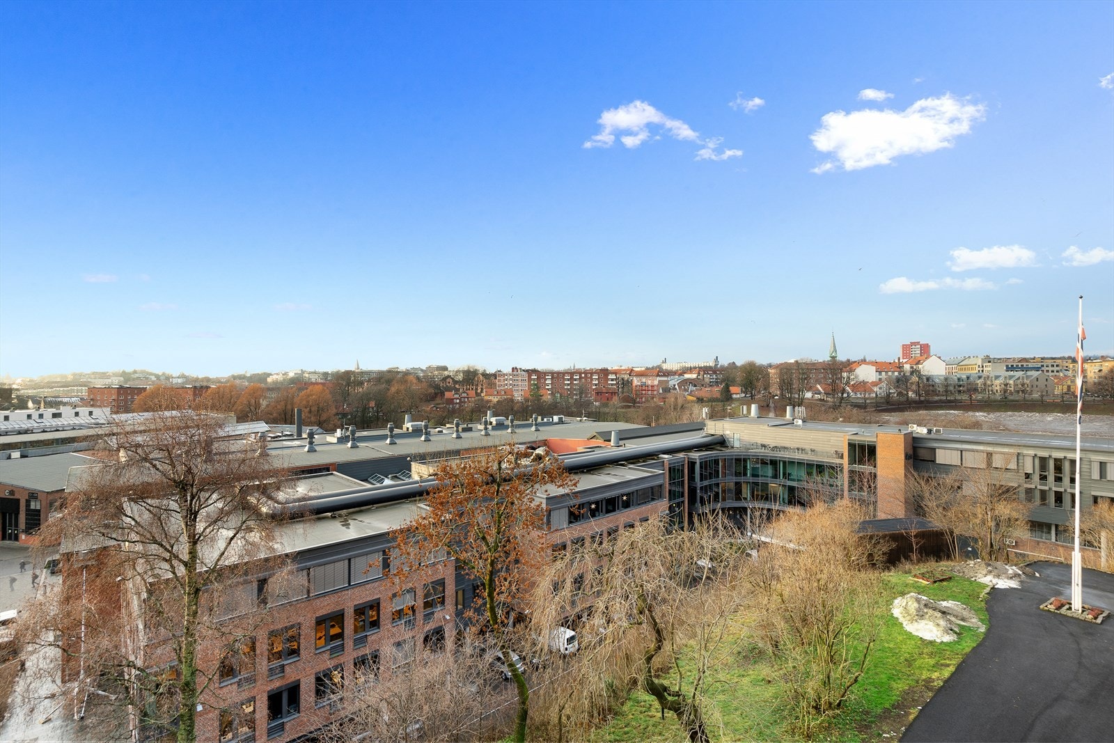 Nyt den fantastiske utsikten fra den sydvest-vendte balkongen. Galleribilde