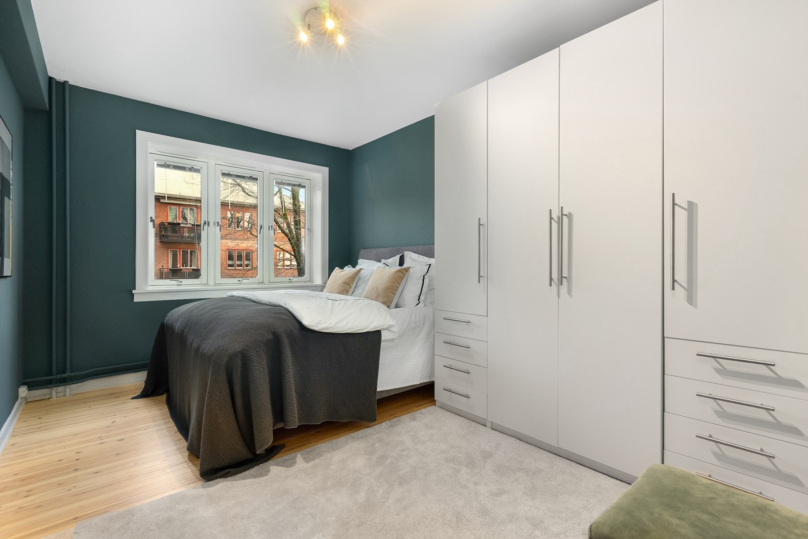 Stort soverom med garderobe. Galleribilde