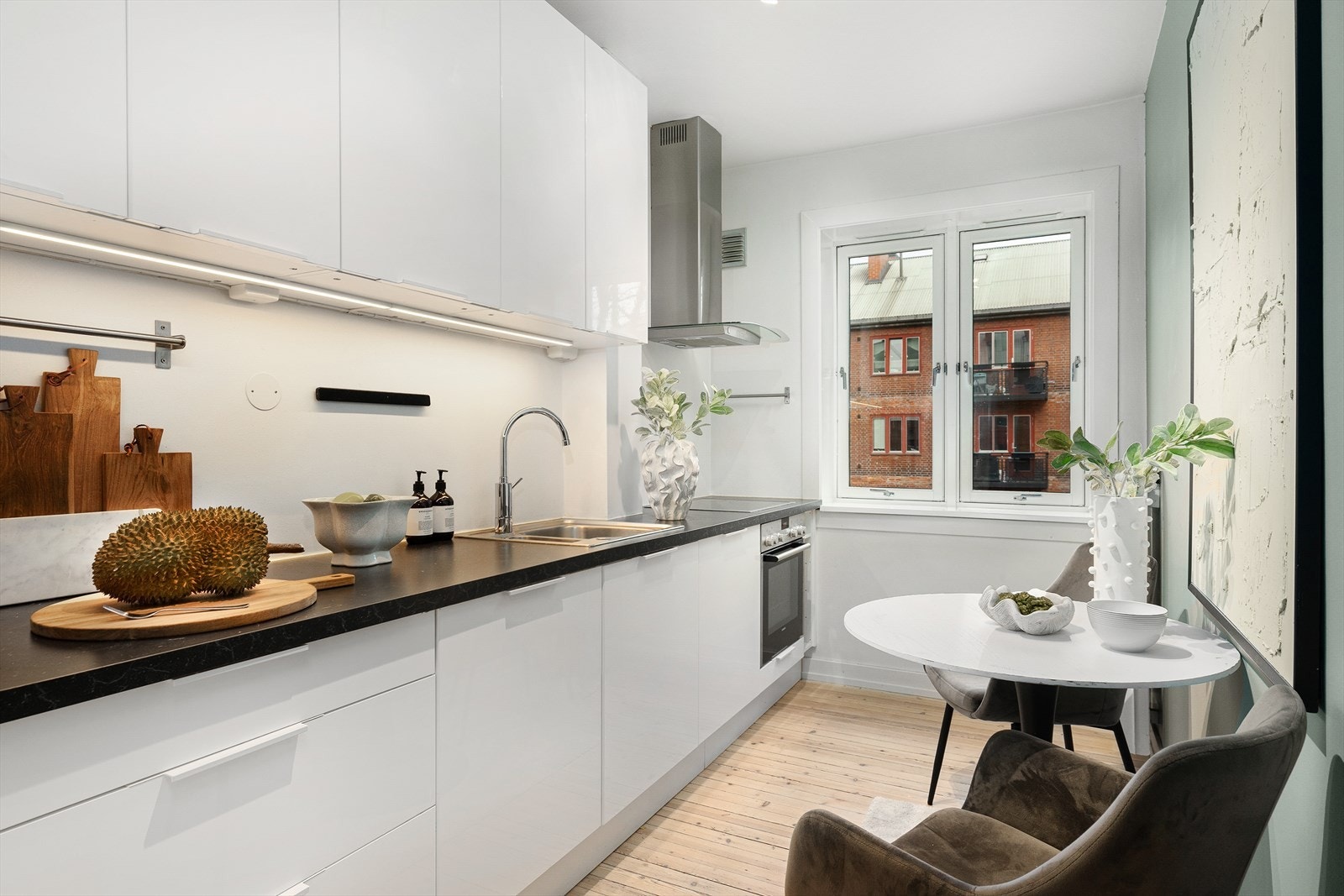 Kjøkkeninnredning fra Kvik med god plass til frokostbord. Galleribilde