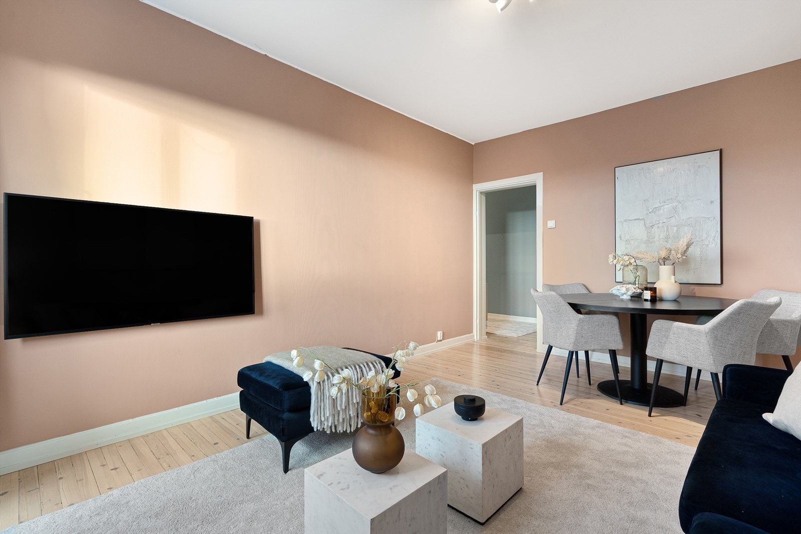 Fra stuen har du enkelt tilgang til mellomgangen som tar deg til alle rommene i leiligheten. Galleribilde