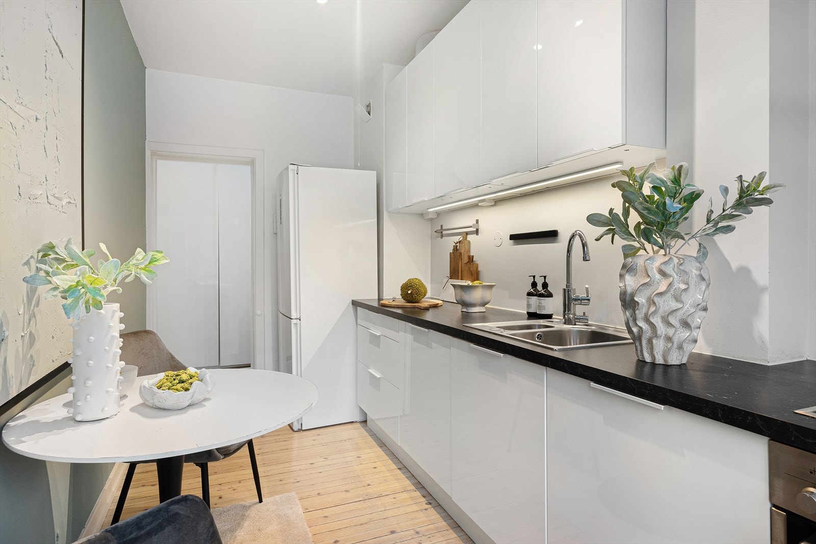 Kjøkkenet har benkeskapsbelysning og stikkontakter over kjøkkenbenk samt oppvaskmaskin. Galleribilde