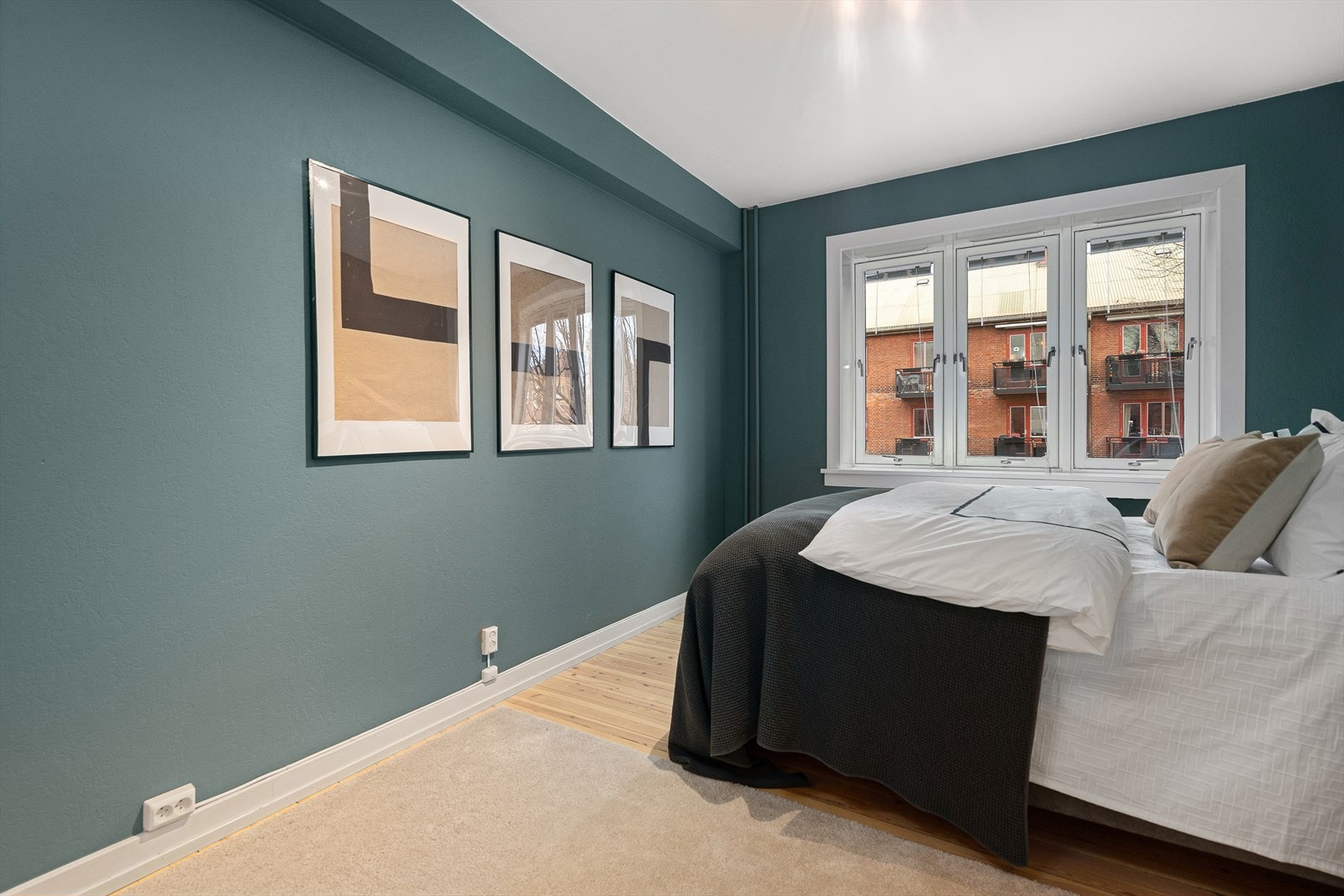 Soverommet vender mot rolig bakgård og har generøs takhøyde på 2.65m. Galleribilde