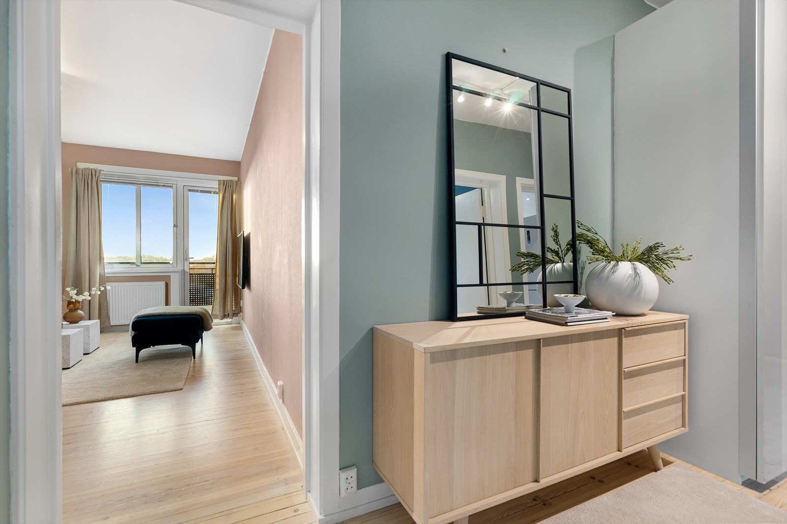 Mellomgangen fungerer fint som et lite hjemmekontor men har også masse plass til oppbevaring. Galleribilde