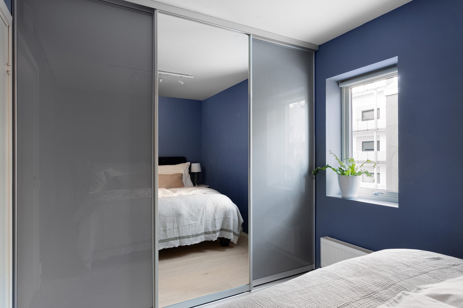 Romslig skyvedørsgarderobe med speilfronter gir bra med lagringsplass på soverommet. Galleribilde