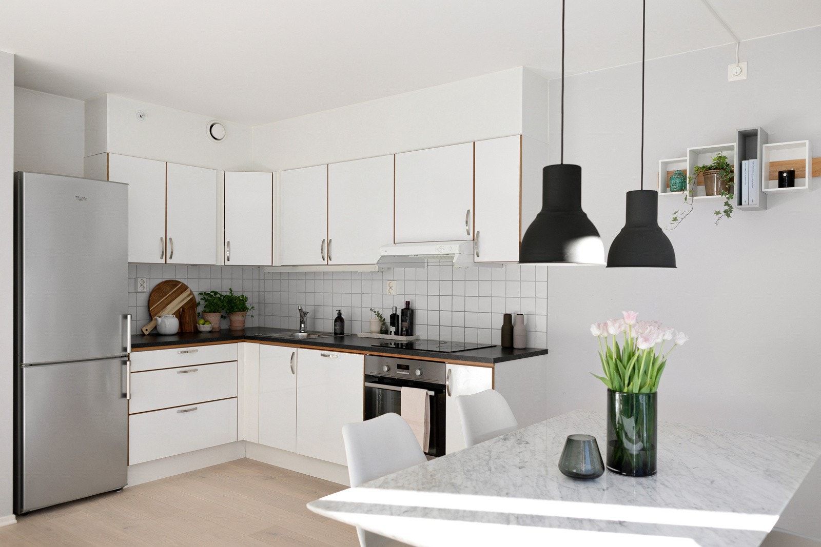 Kjøkkenet er fra 2014 og har god plass til spisebord. Galleribilde