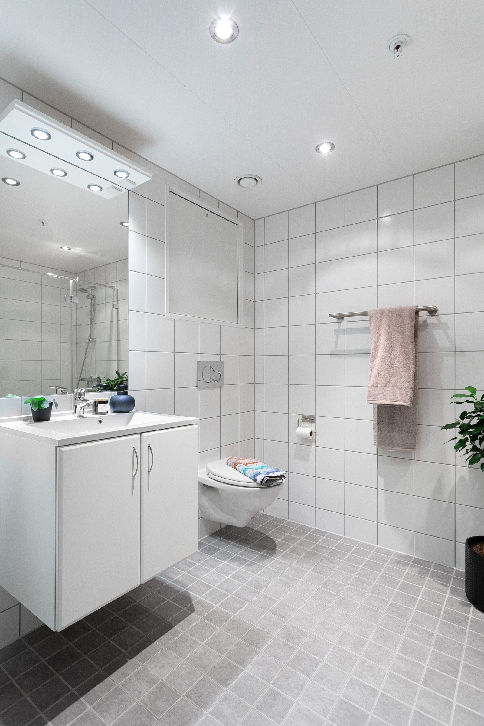 Downlights og avtrekk i himling. Galleribilde