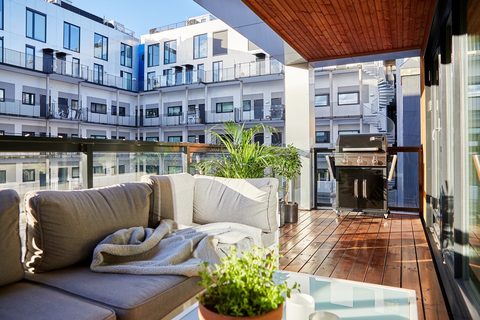 Leiligheten ligger i 3. etg. og har trappefri adkomst med heis. Planløsningen er god med store rom som er enkle å møblere og de store vindusflatene i stuen åpner opp og slipper lyset inn. Galleribilde