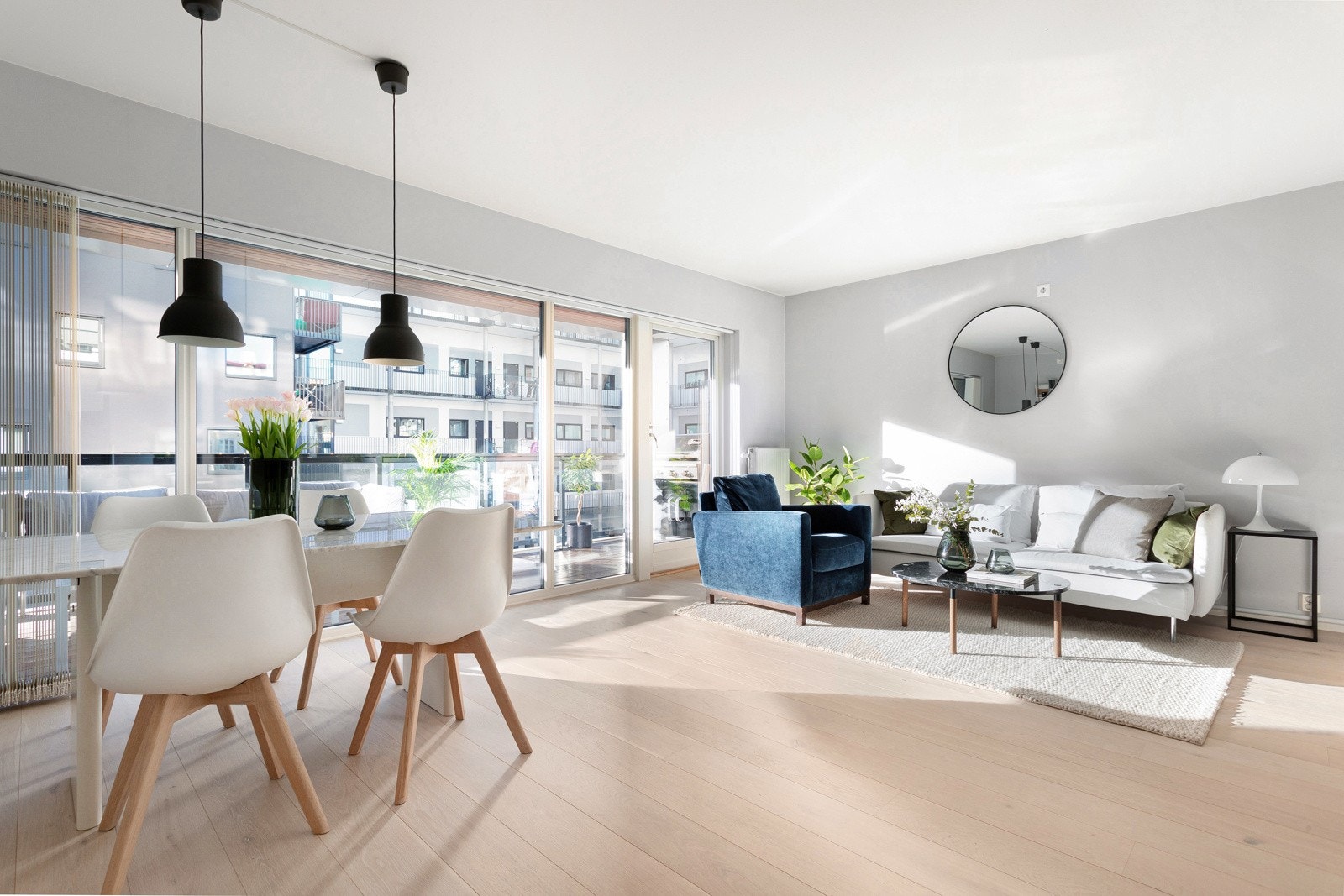 Tiltalende 3-roms selveier endeleilighet som sto ny i 2014. Leiligheten har en stor balkong, heis, "alt" er inkludert i felleskostnadene og leiligheten vender i sin helhet mot rolig gårdsrom. Garasjeplass med lader kan kjøpes i tillegg til prisen. Galleribilde