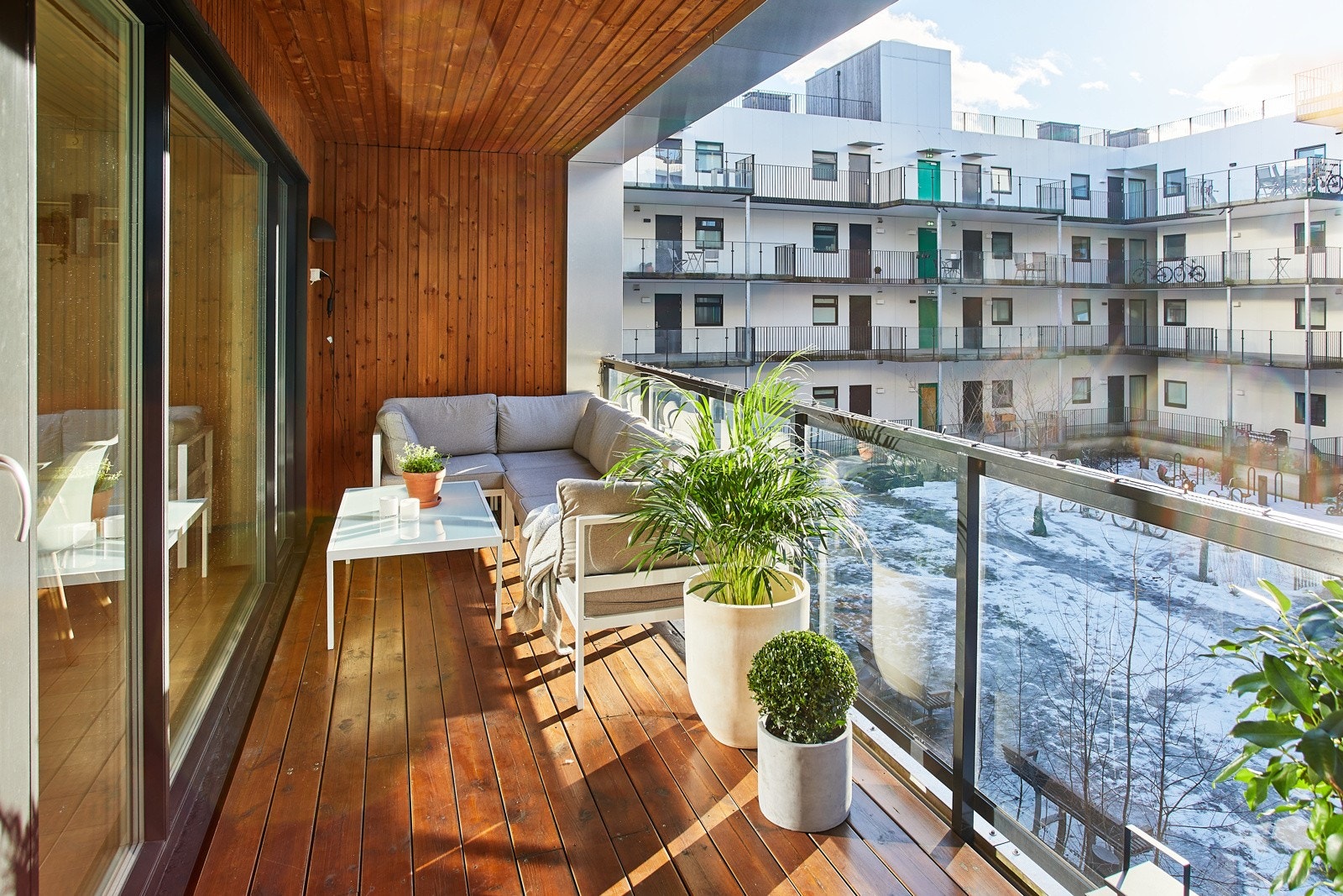 Balkongen er på hele 12 kvm og vender mot syd-vest og rolig gårdsrom. Galleribilde