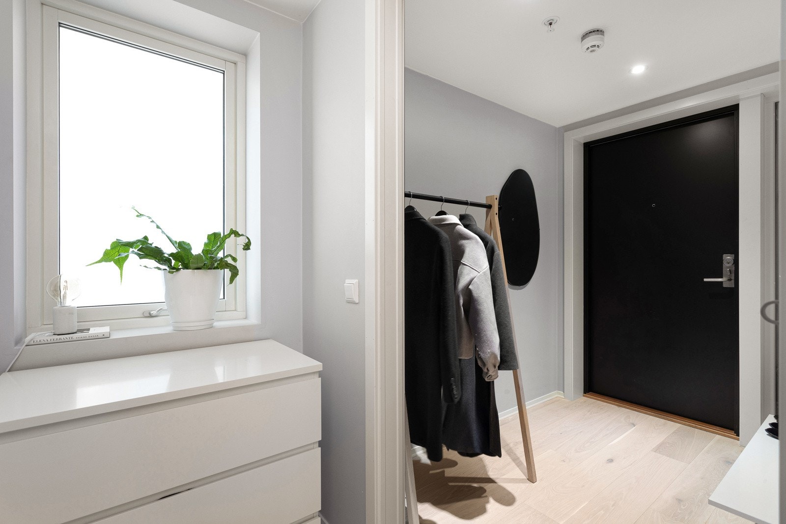 Inngangsparti med plass for sko og yttertøy. Enkel heisadkomst fra leiligheten, og enkel innkjøring. Garasjen har skiltgjenkjenning for automatisk åpning av inngangsporten Galleribilde