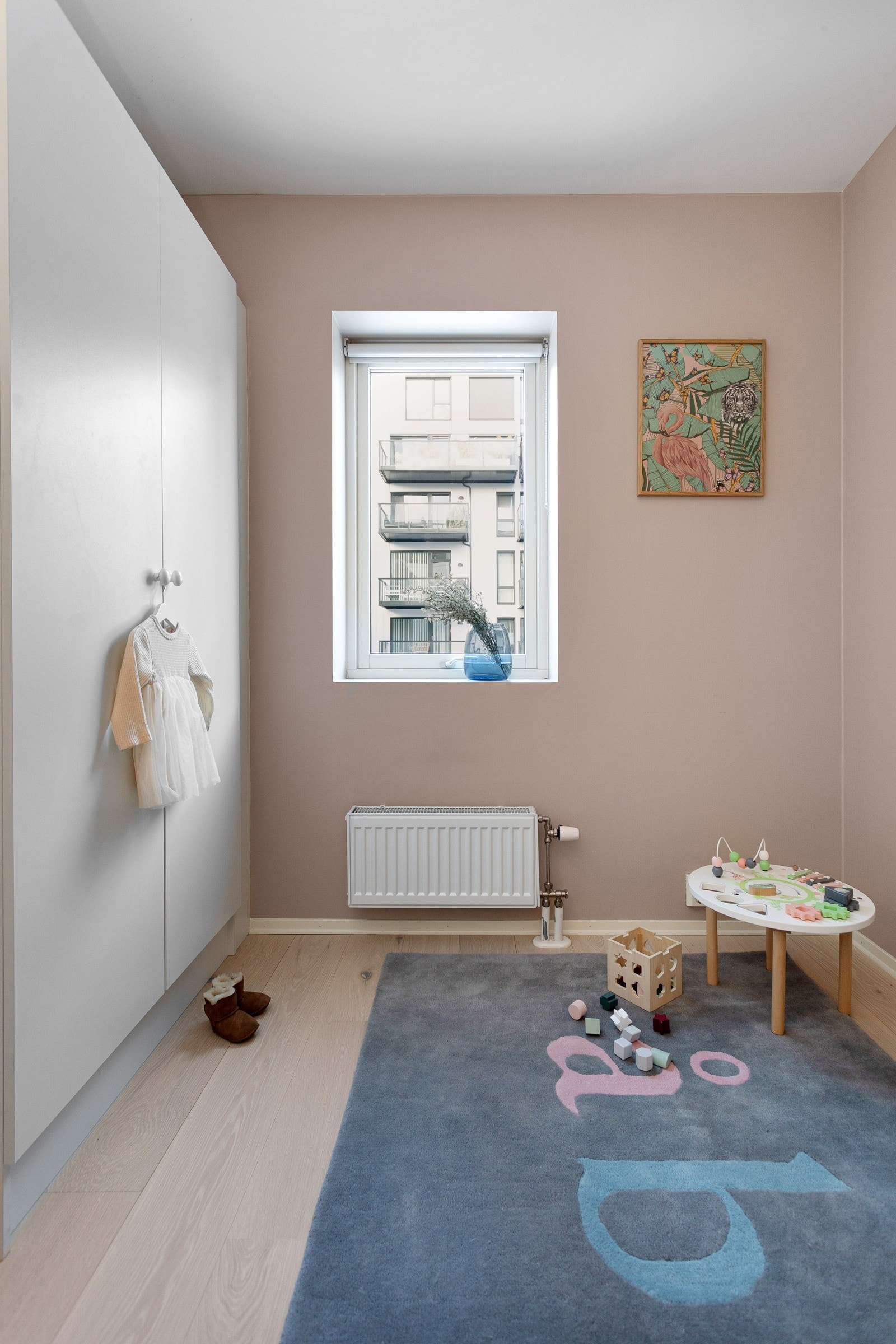 Soverommet er i dag et barnerom, men har plass til normal størrelse seng og garderobe om ønskelig. Galleribilde