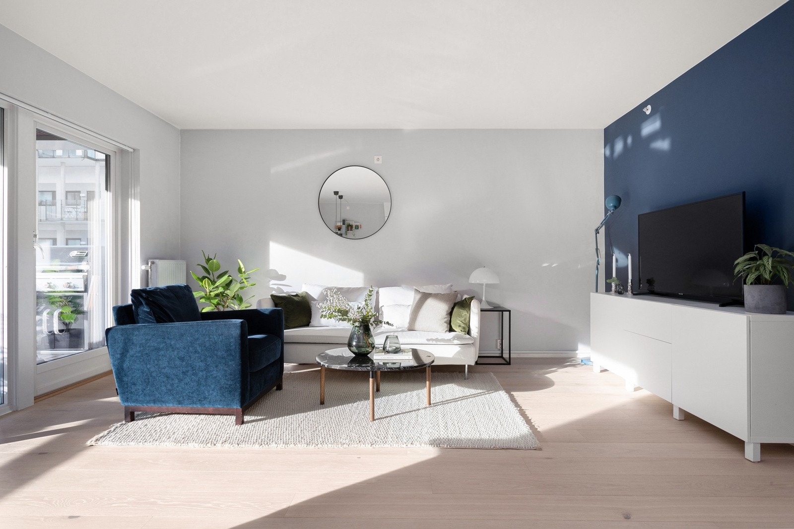 Varmtvann, fyring, kabel-TV og internett er inkludert er i felleskostnadene. Det er ingen forkjøpsrett og utleie er tillatt. Galleribilde