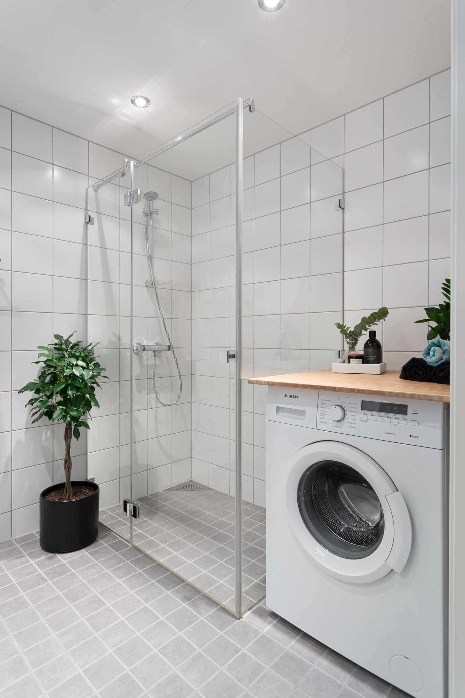 Badet har opplegg for vaskemaskin / tørketrommel og ekstra stor dusj. Galleribilde