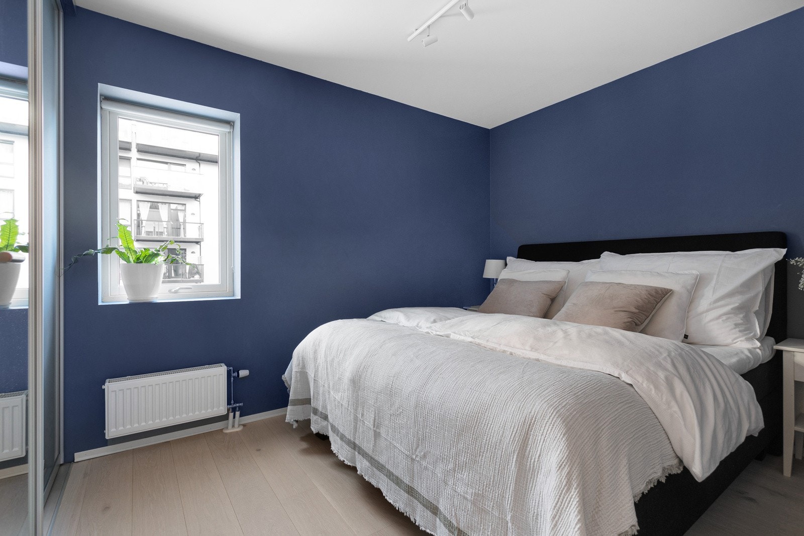 Tiltalende soverom malt i lune farger. Soverommet vender mot bakgården. Galleribilde