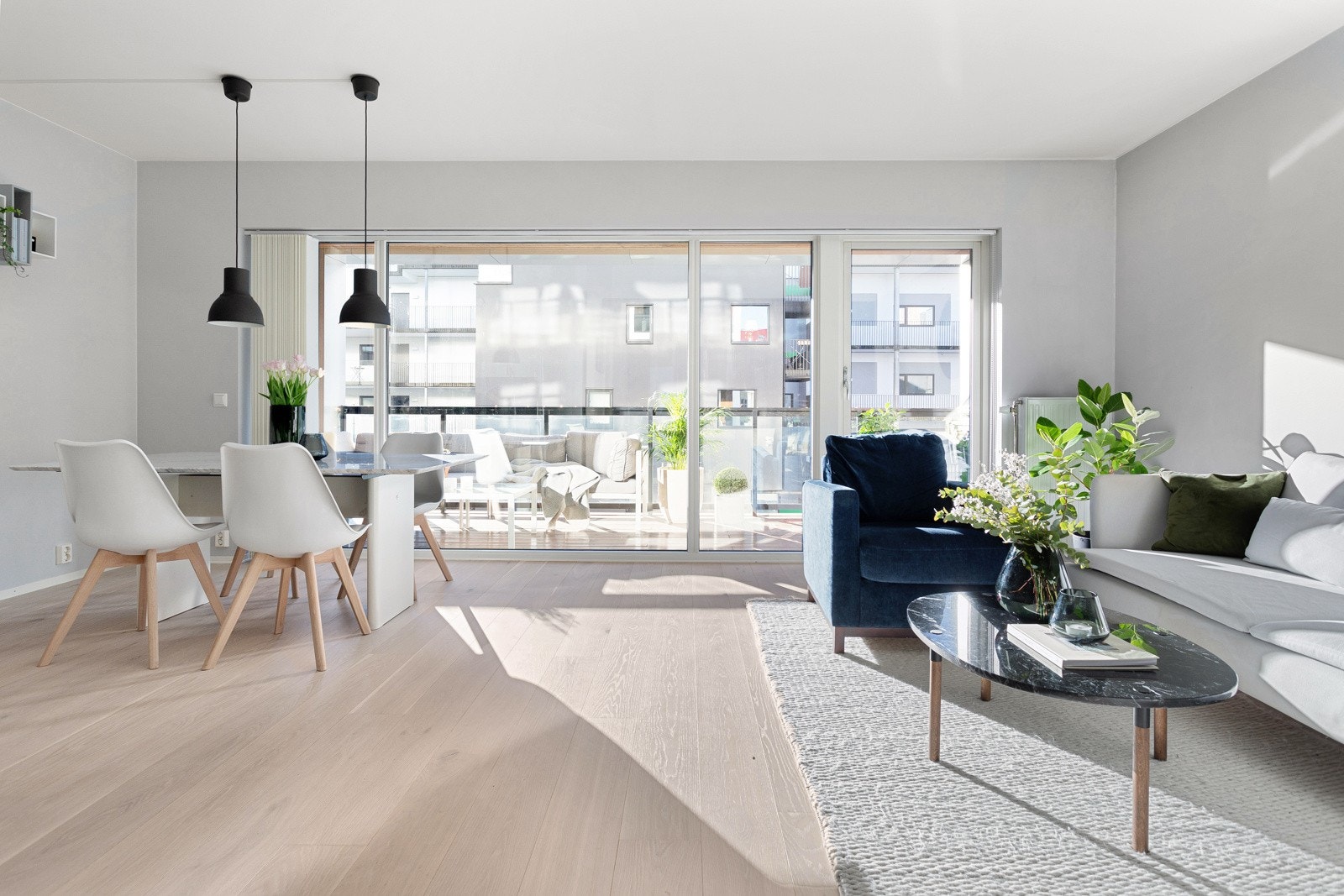 Leiligheten var ny i 2014 og har derfor en god standard. Det siste året er det lagt ny enstavs eikeparkett i alle rom. I tillegg er overflatene malt i tidsriktige farger. Galleribilde