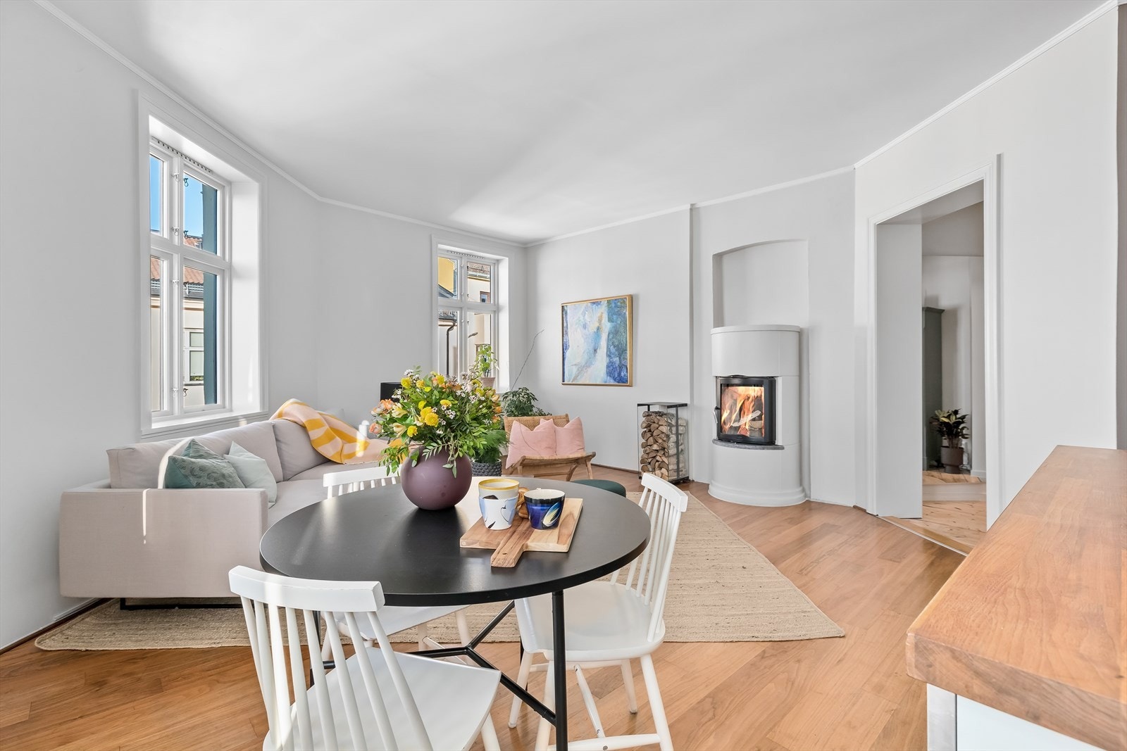 Oppholdsrommets gode størrelse gir plass til sofagruppe og stort spisebord i tillegg til annet ønskelig møblement. Galleribilde