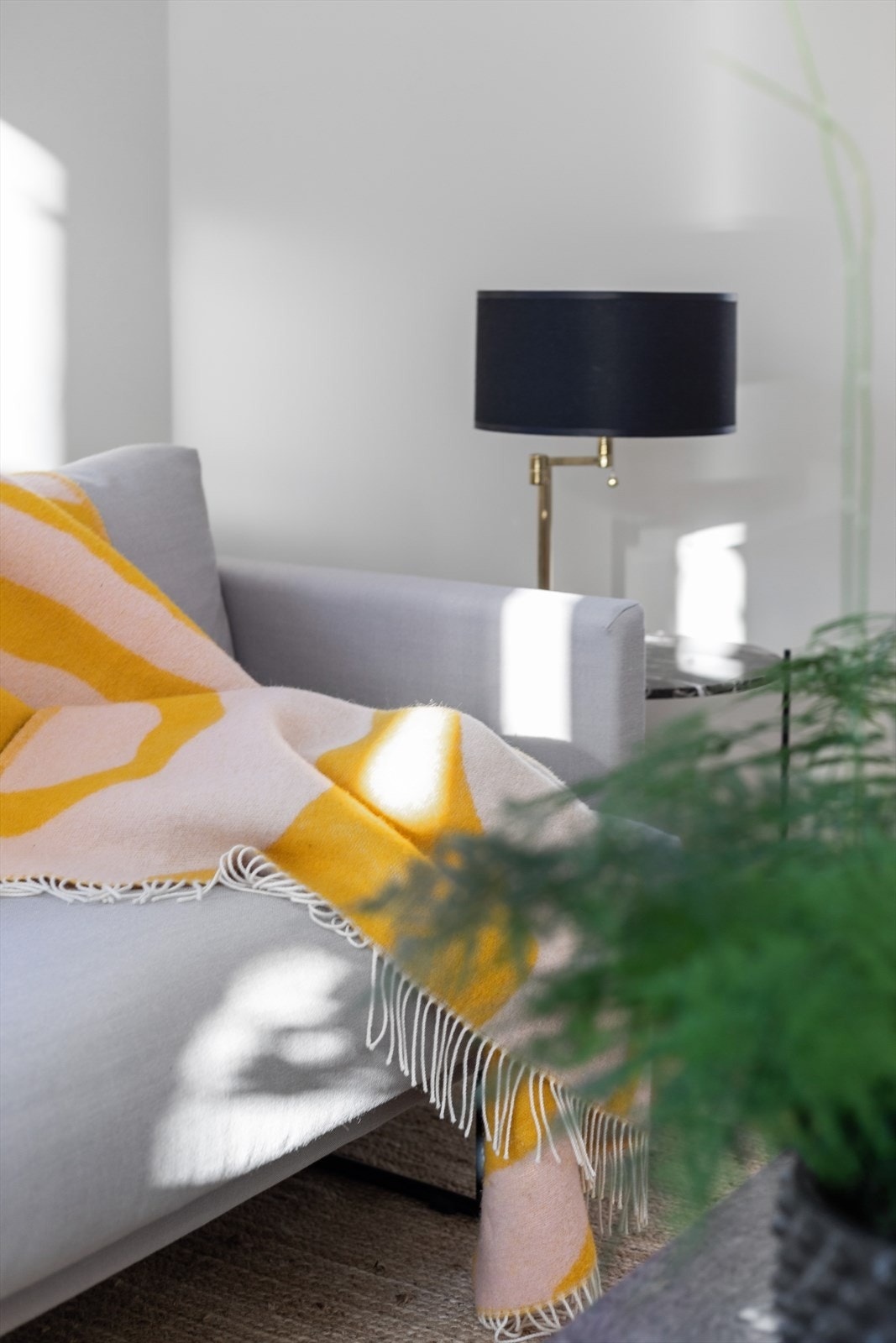 Vindusflatene gjør at leiligheten bader i mye naturlig lys. Galleribilde