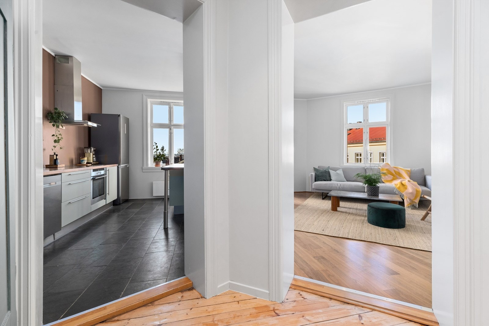 Fra entréen har du enkel tilgang til alle leilighetens mange rom. Galleribilde