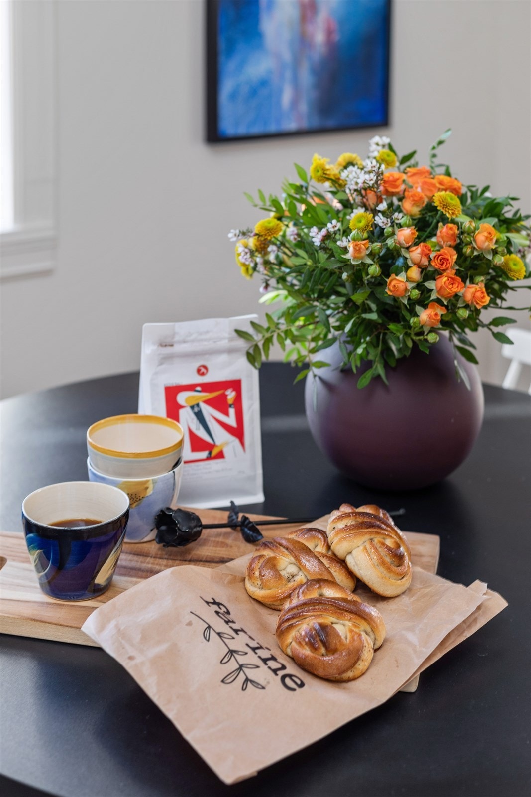 Nærområdet er stille og rolig samtidig som det byr på dagligvarehandel, nisjebutikker, og lokale helter som blomsterbutikken på Kampen, Bakeri Farine, og Kampen Kafébar hvor du får kjøpt inn godsaker til en koselig helgefrokost. Galleribilde
