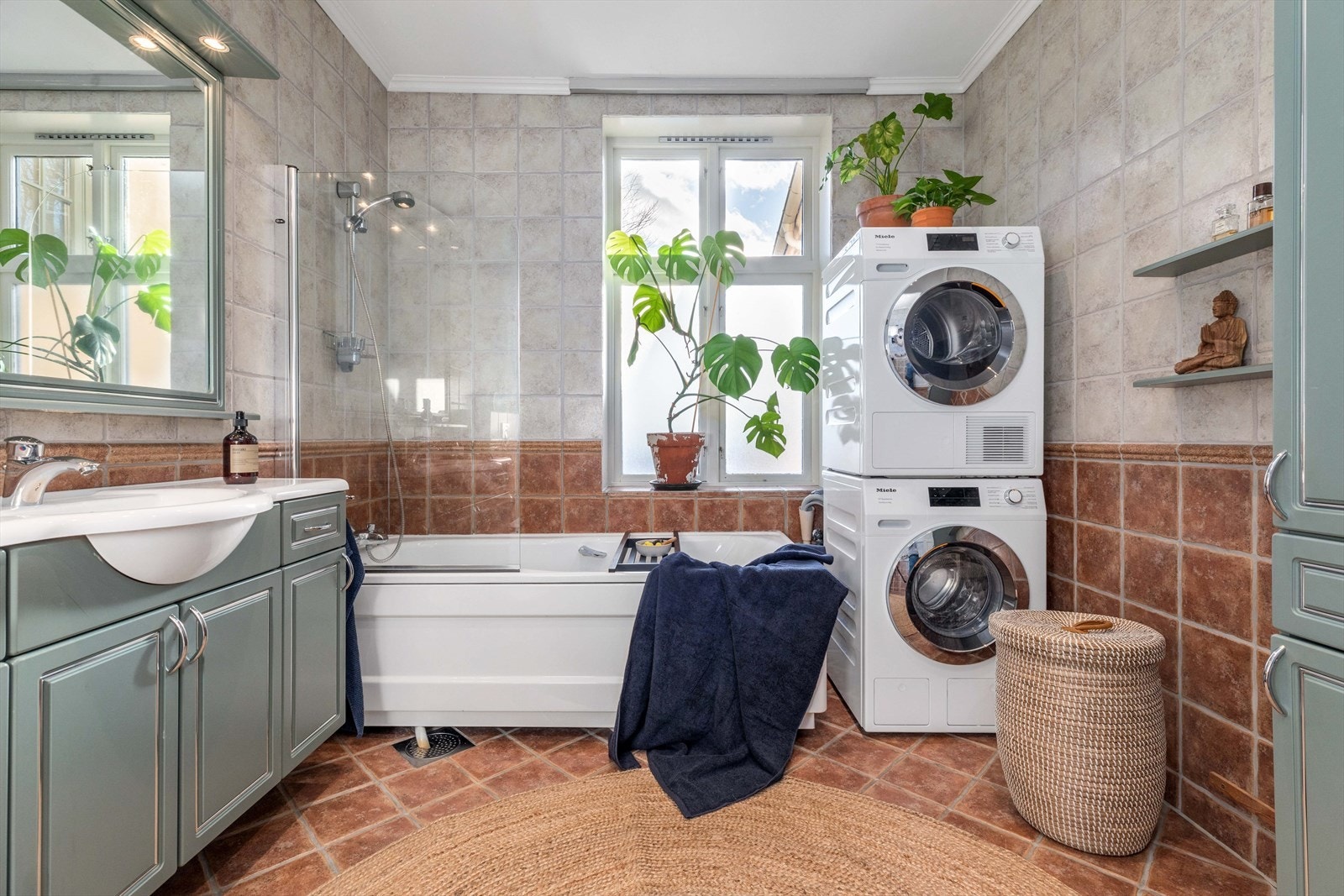 Det store badet har godt med boltreplass for hele familien. Det er opplegg til vaskemaskin og tørketrommel. Galleribilde