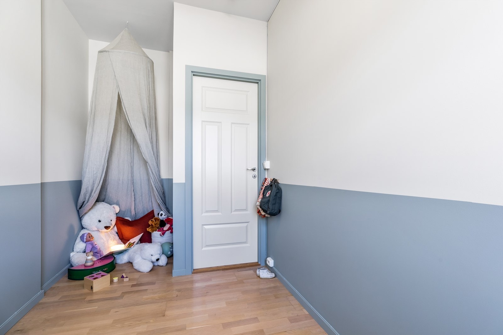 Soverom nummer tre har plass til stor seng og garderobeskap. Galleribilde