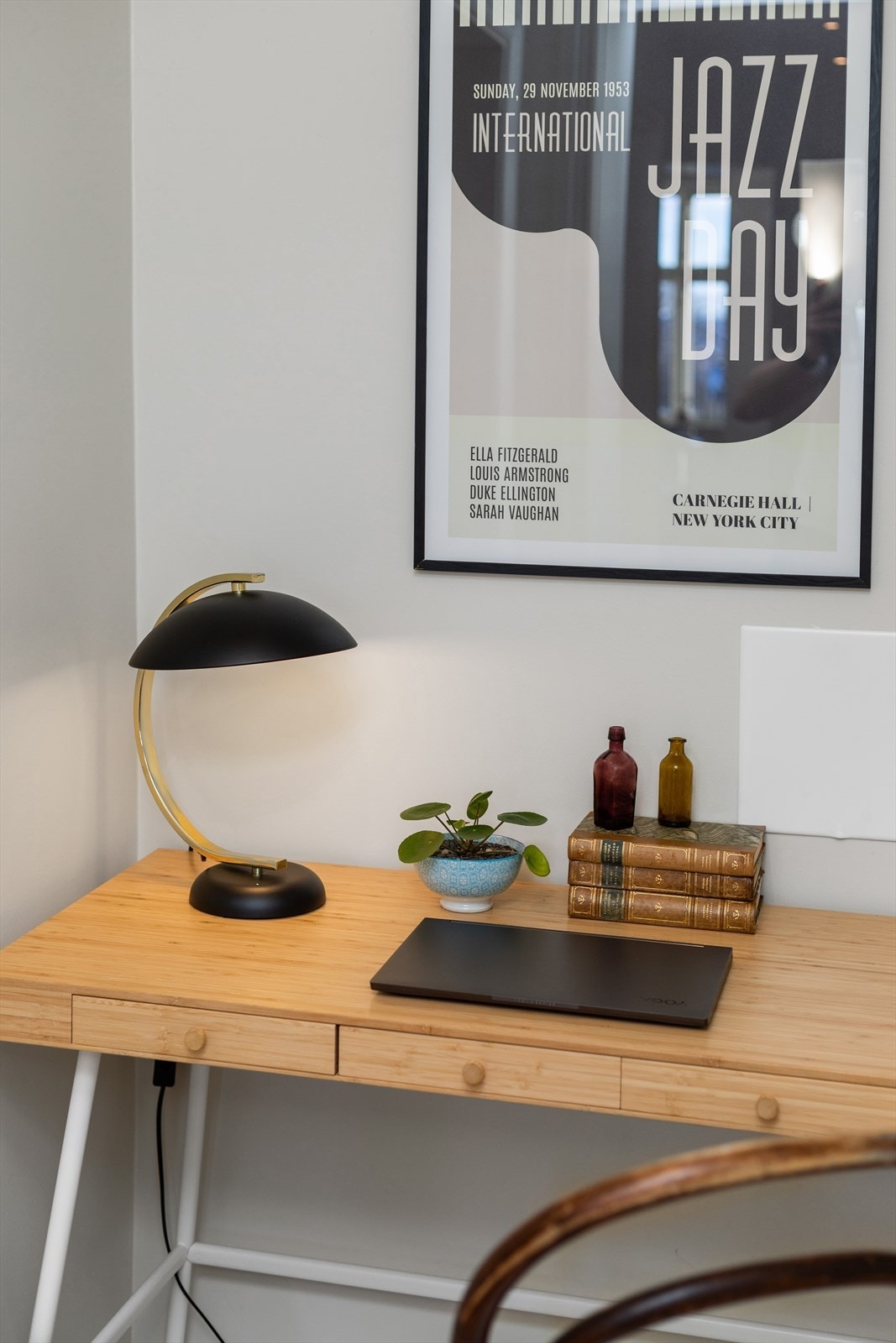 Det er gode muligheter for å etablere garderobeskap der det i dag er innredet som hjemmekontor. Galleribilde