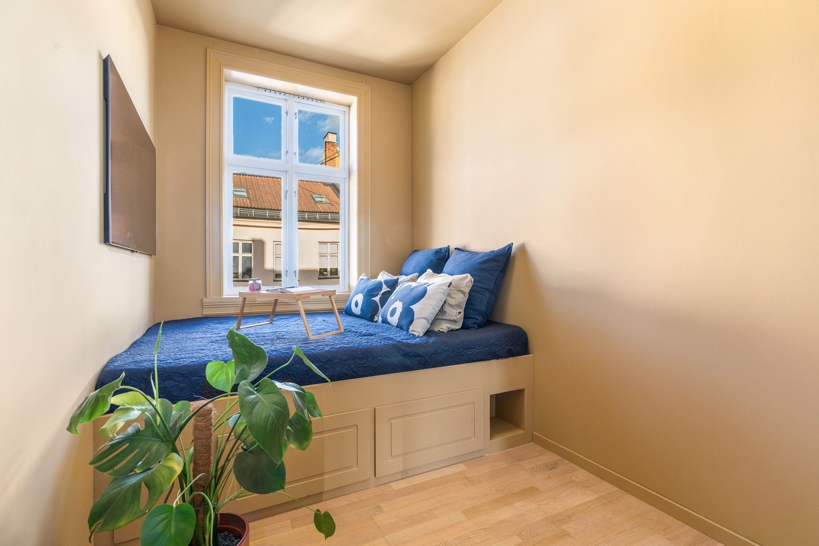 Soverom nummer to er også av god størrelse. Plassbygget seng med oppbevaringsskuffer medfølger boligen ved salg. Galleribilde