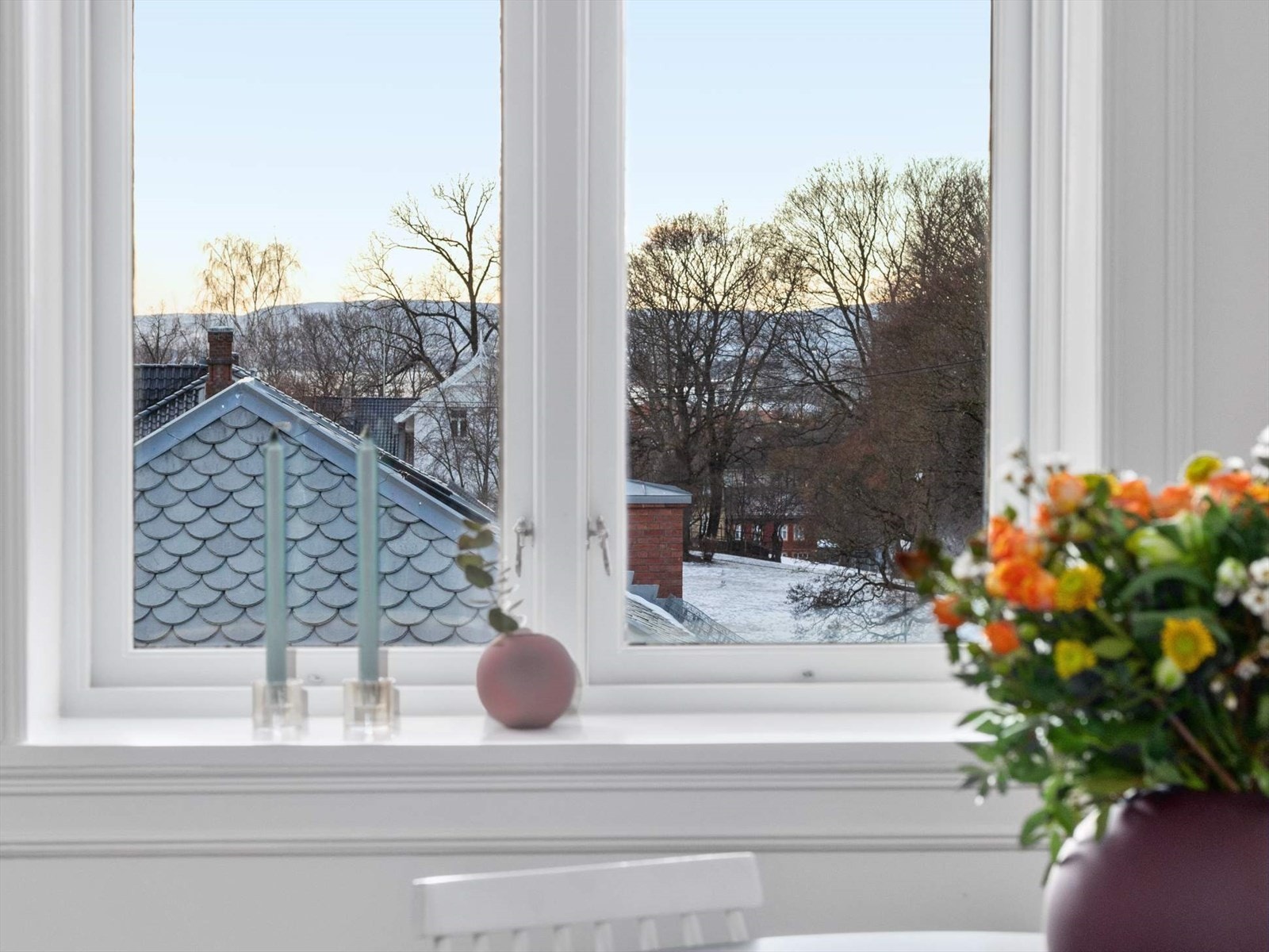 De store vinduene ivaretar den nydelige utsikten. Galleribilde