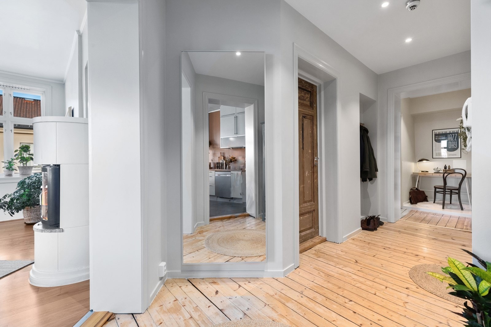 Entreen gir umiddelbart et godt førsteinntrykk av leiligheten. Galleribilde