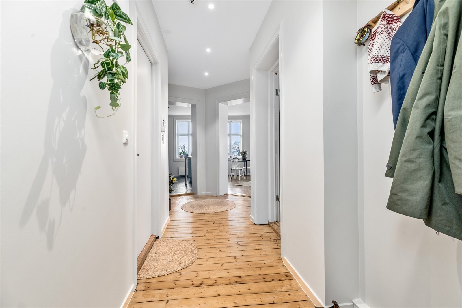 Du kommer hjem til en lys og romslig entré med lakkert tregulv og dimbare downlights i tak. Galleribilde