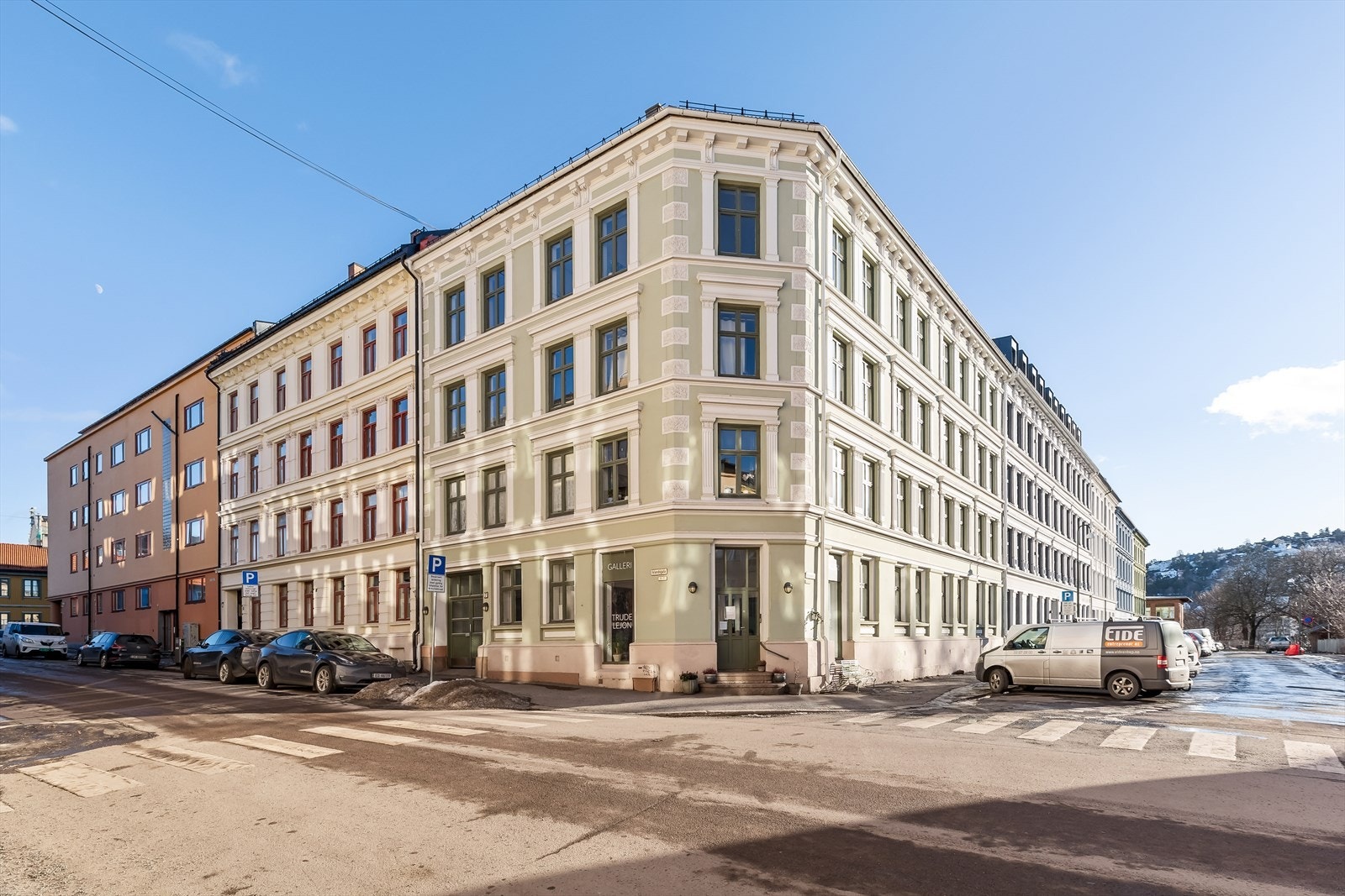 Styret er i prosessen med å gjennomgå tilbud for oppgradering av oppgangen og utskiftning av alle vinduer. Foreningen har allerede oppsparte midler budsjettert til det. Galleribilde