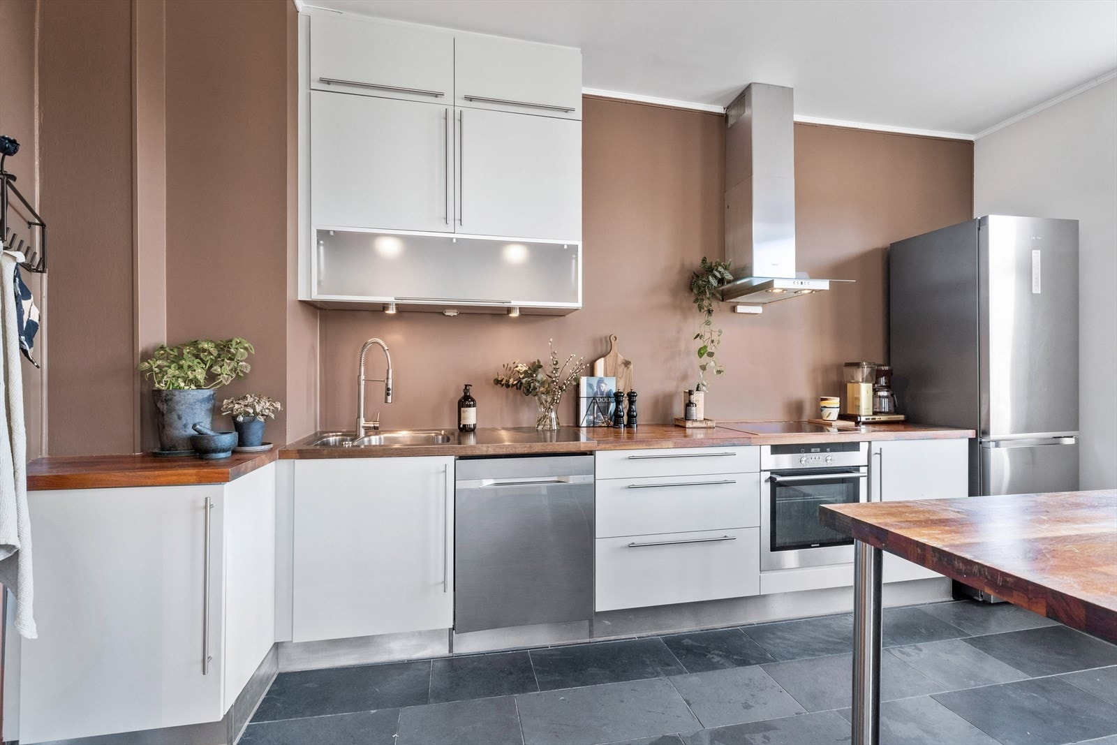 Kjøkkeninnredningen har godt med skap- og benkeplass. Det er også en flott kjøkkenøy som har godt med både skap- og sitteplass. Galleribilde