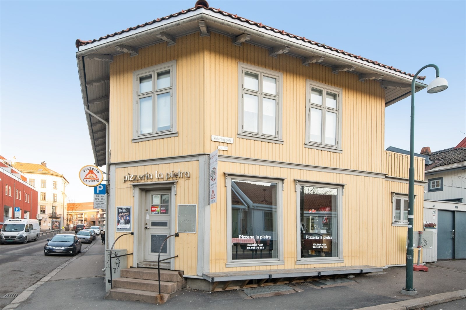 Flere butikker og restauranter i nabolaget som populære Pizzeria La Pietra. Galleribilde