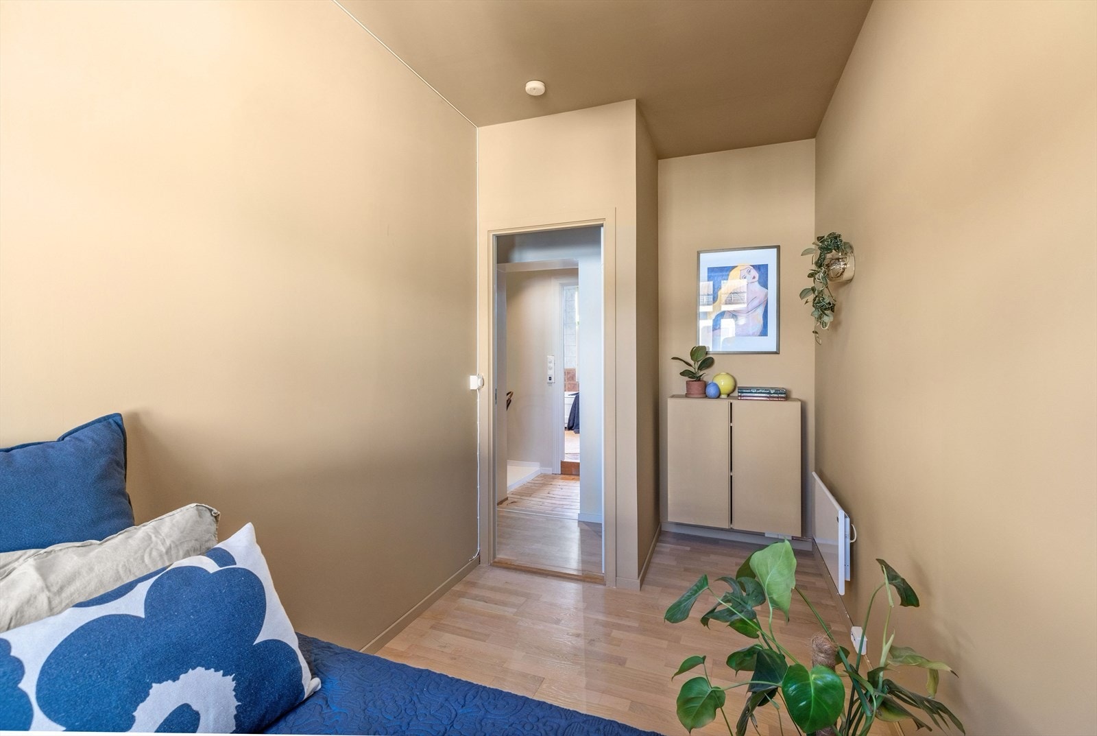 Dette soverommet er blitt malt også i taket, noe som gir en meget beroligende og omfavnende romfølelse. Galleribilde