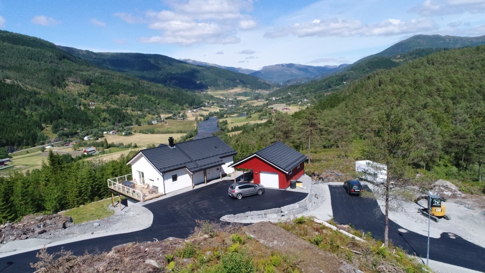 Utsikt frå tomt 6.. Tomt 3 ligg framme til høgre for huset som er ført opp og er også ledig. Her kan du bygge draumehuset ditt, når du vil... Galleribilde