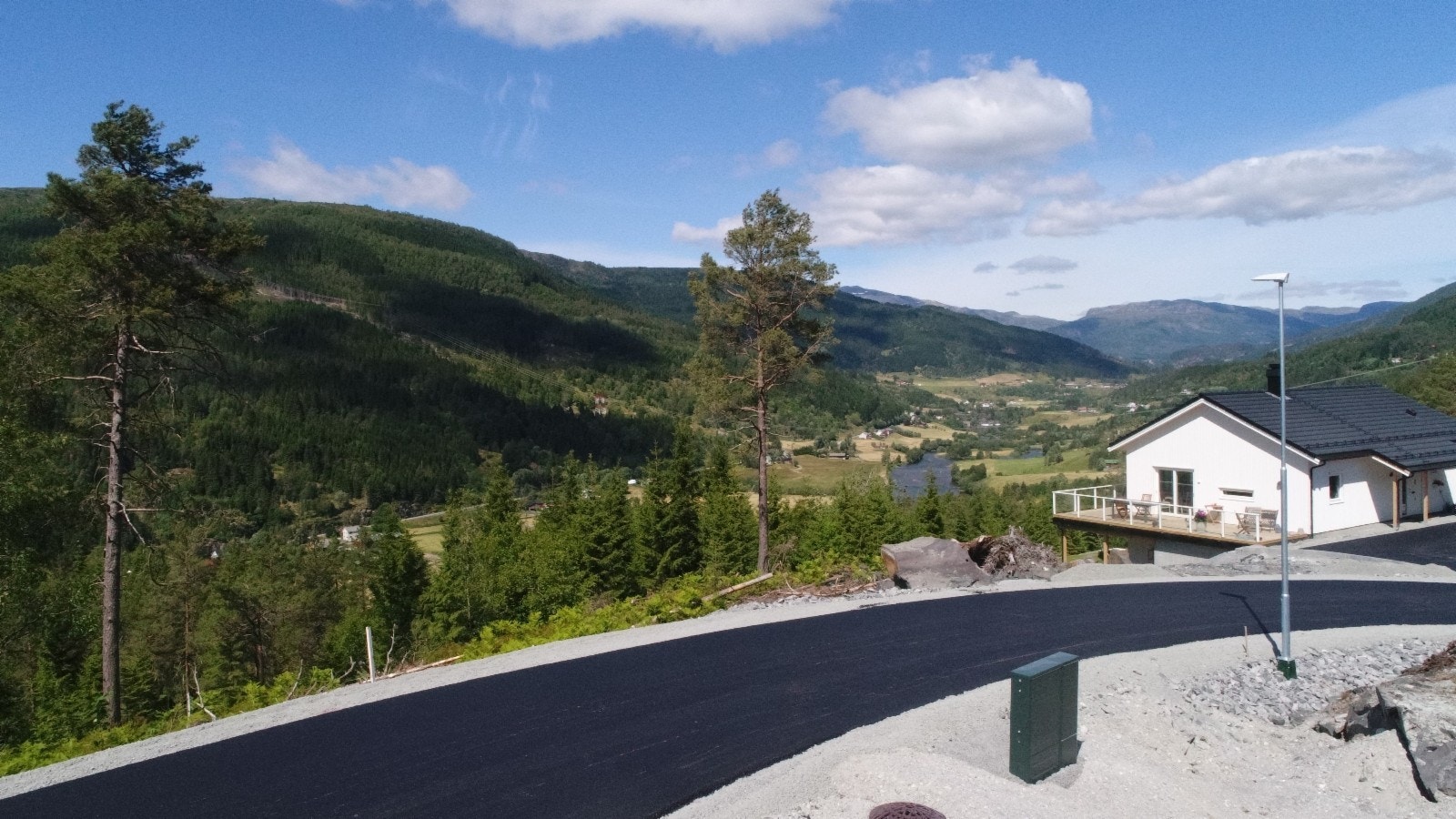 Byggeklare einebustadtomtar i Naustdal.
Bilde tatt frå tomt 7, tomt 1 ligg på nedsida av vegen som vart asfaltert 11.06.18. Galleribilde