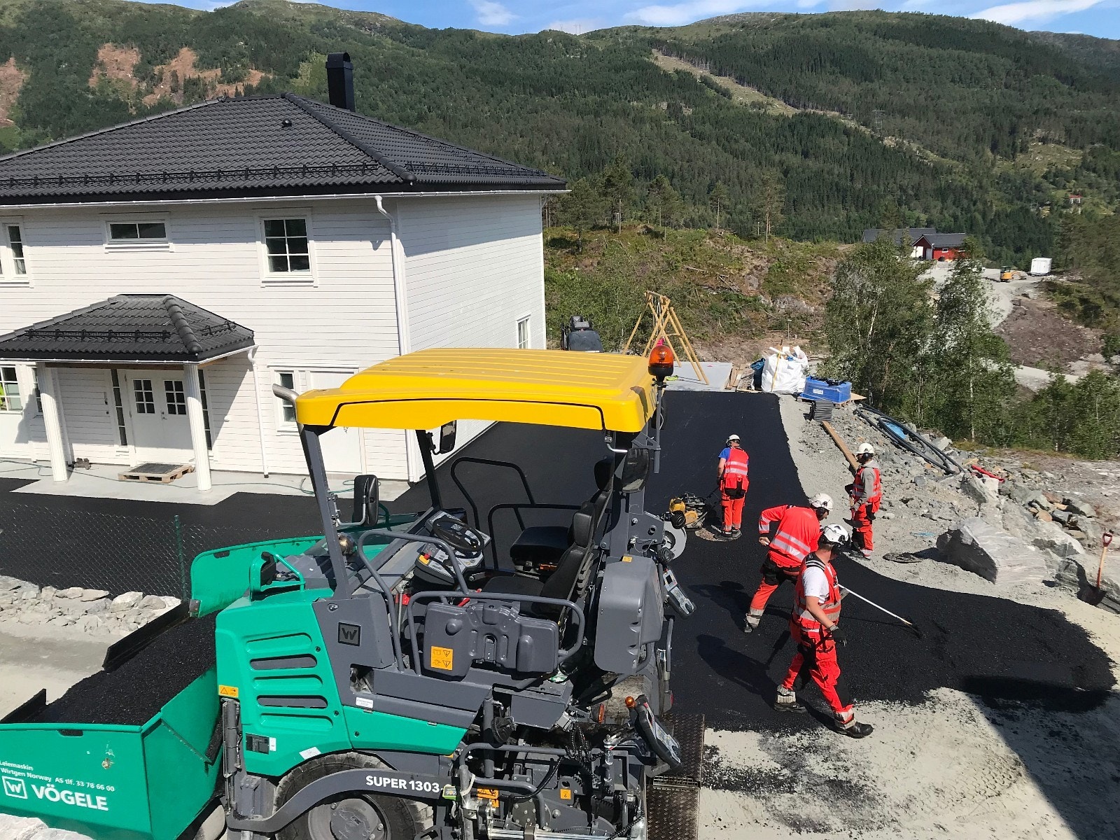 Bilete frå dei fire øvste tomtane, her er framleis ei ledig framme til høgre... Galleribilde