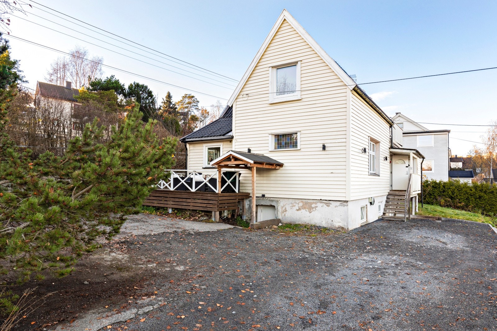 Biloppstillingsplasser på tomten. Galleribilde