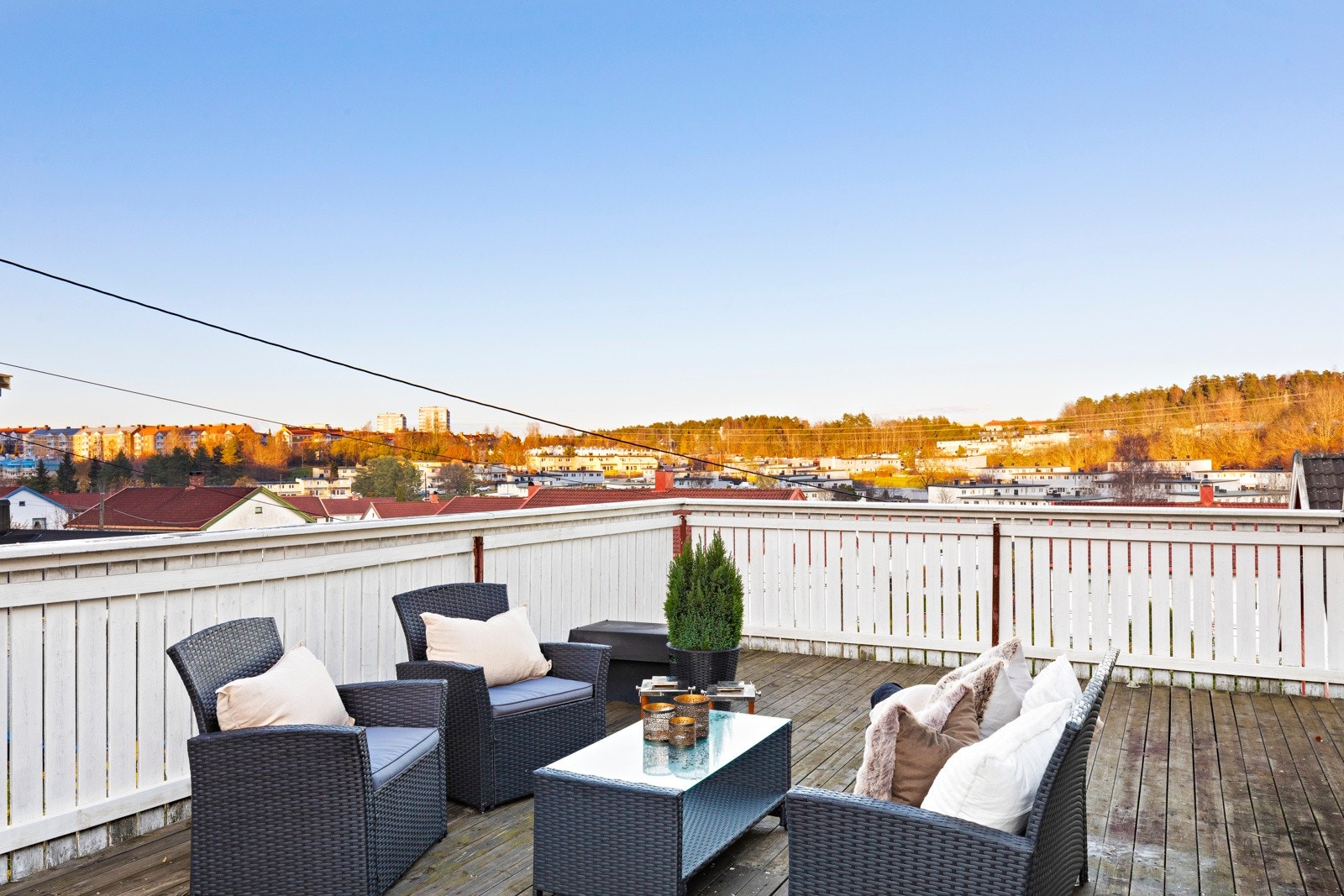 Boligen har flotte terrasser - her fra takterrassen med flott utsikt over nærområdet! Galleribilde