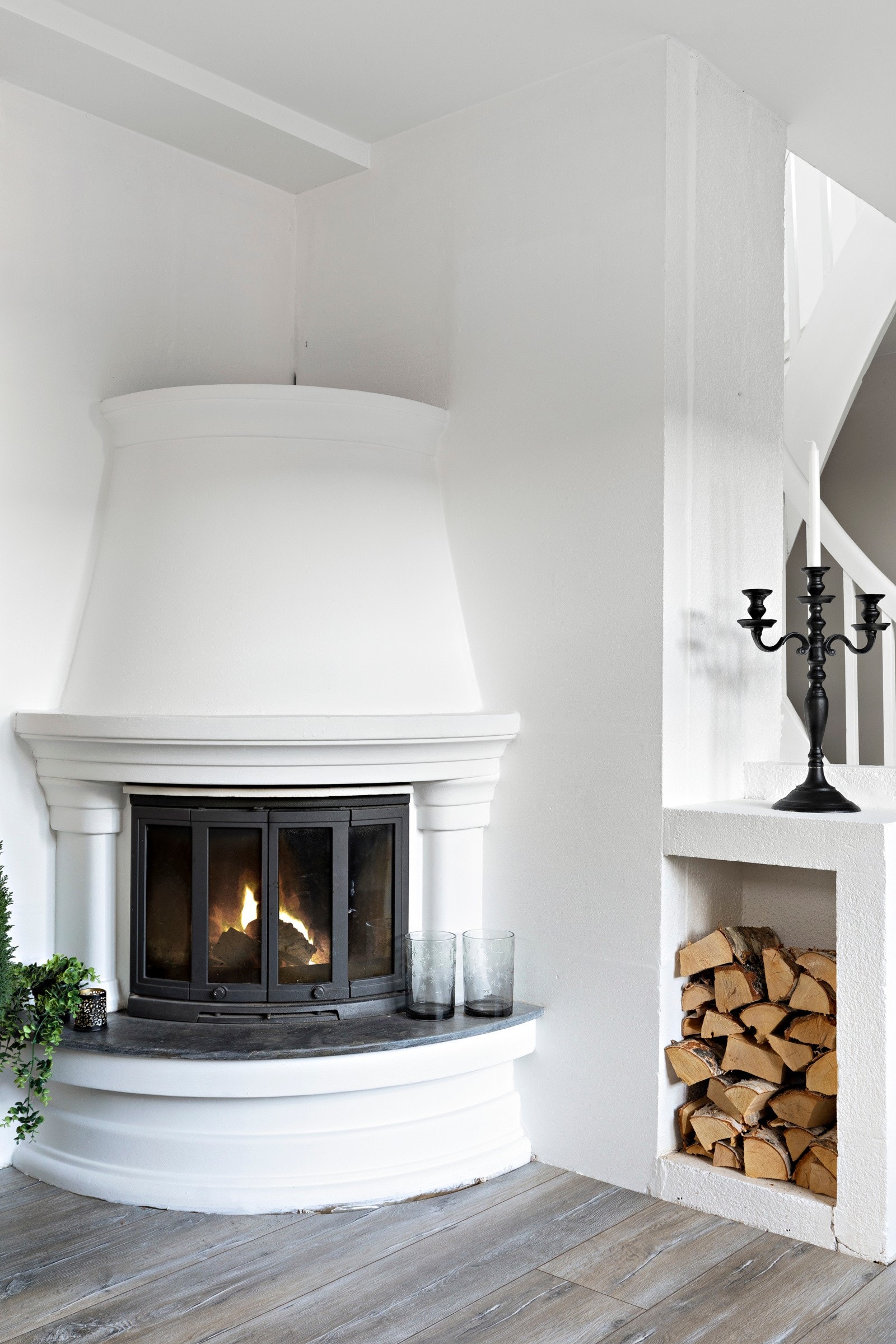 I stuen er det peisovn som gir godt med varme på kaldere høst- og vinterdager. Galleribilde