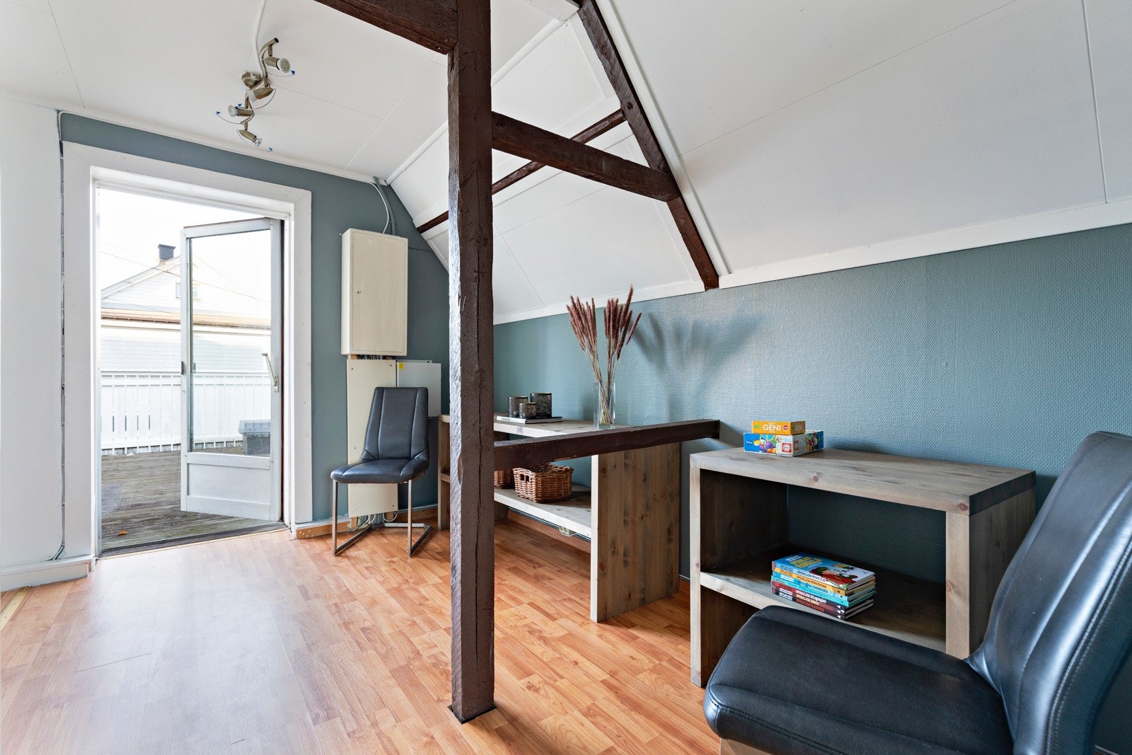 Romslig trapperom med plass til lagring og annet ønskelig møblement. Galleribilde