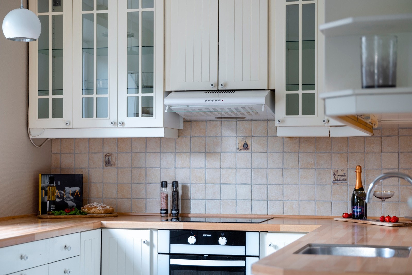 Kjøkken fra IKEA utstyrt med opplegg for oppvaskmaskin og integrert ovn. Laminat benkeplate med nedfelt oppvaskkum. Galleribilde