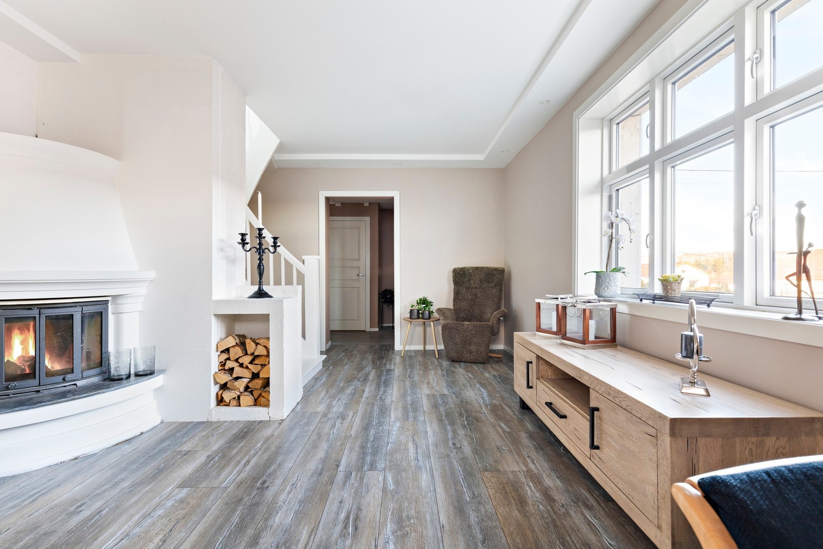 Lys og hyggelig stue med gode møbleringsmuligheter. Galleribilde