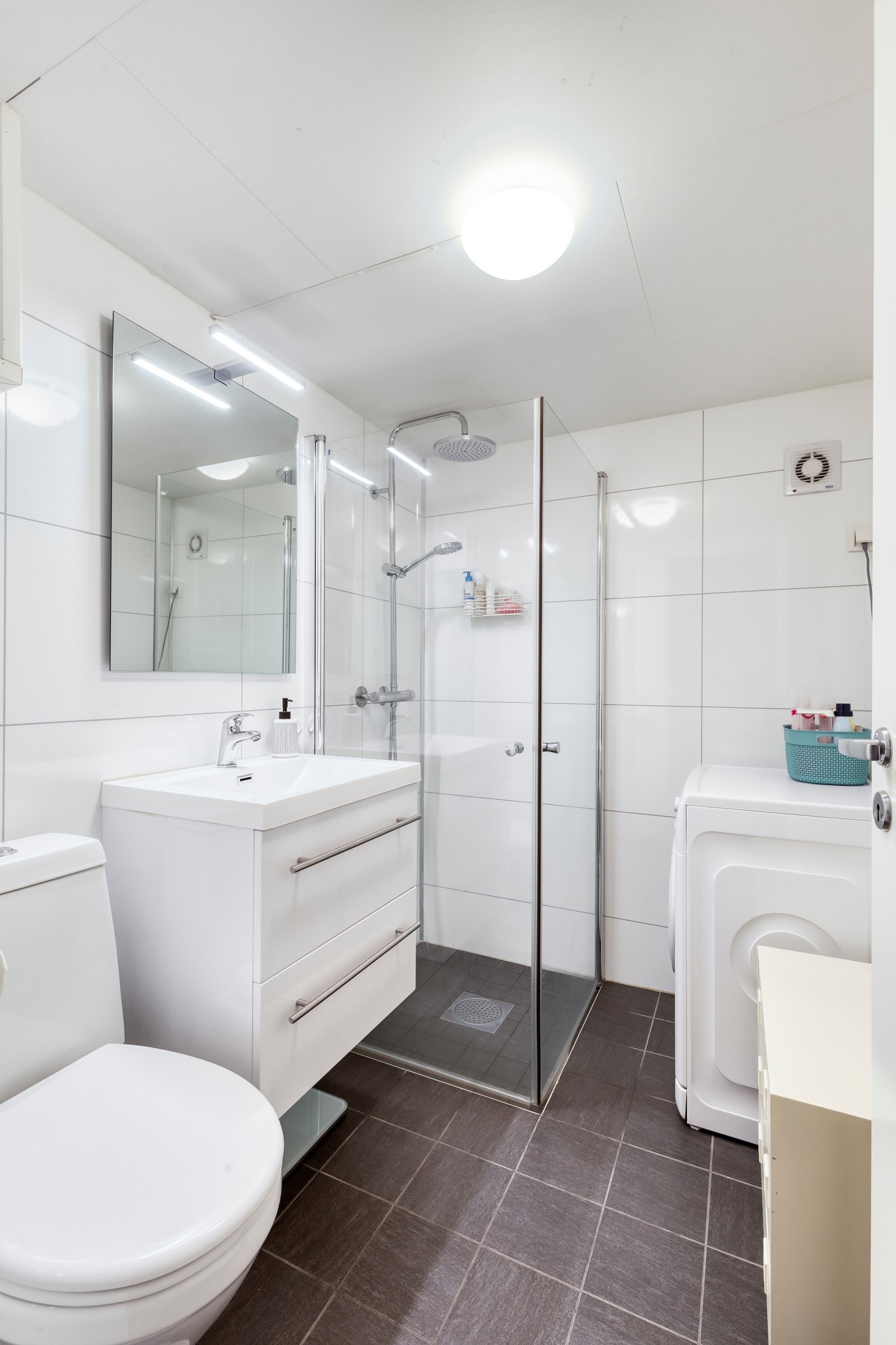 Det andre badet ble etablert i ca. 2017 iht. eier. Badet er utstyrt med åpen dusj med dusjvegger, skuffeseksjon med helstøpt servant, speil, toalett og opplegg for vaskemaskin. Galleribilde